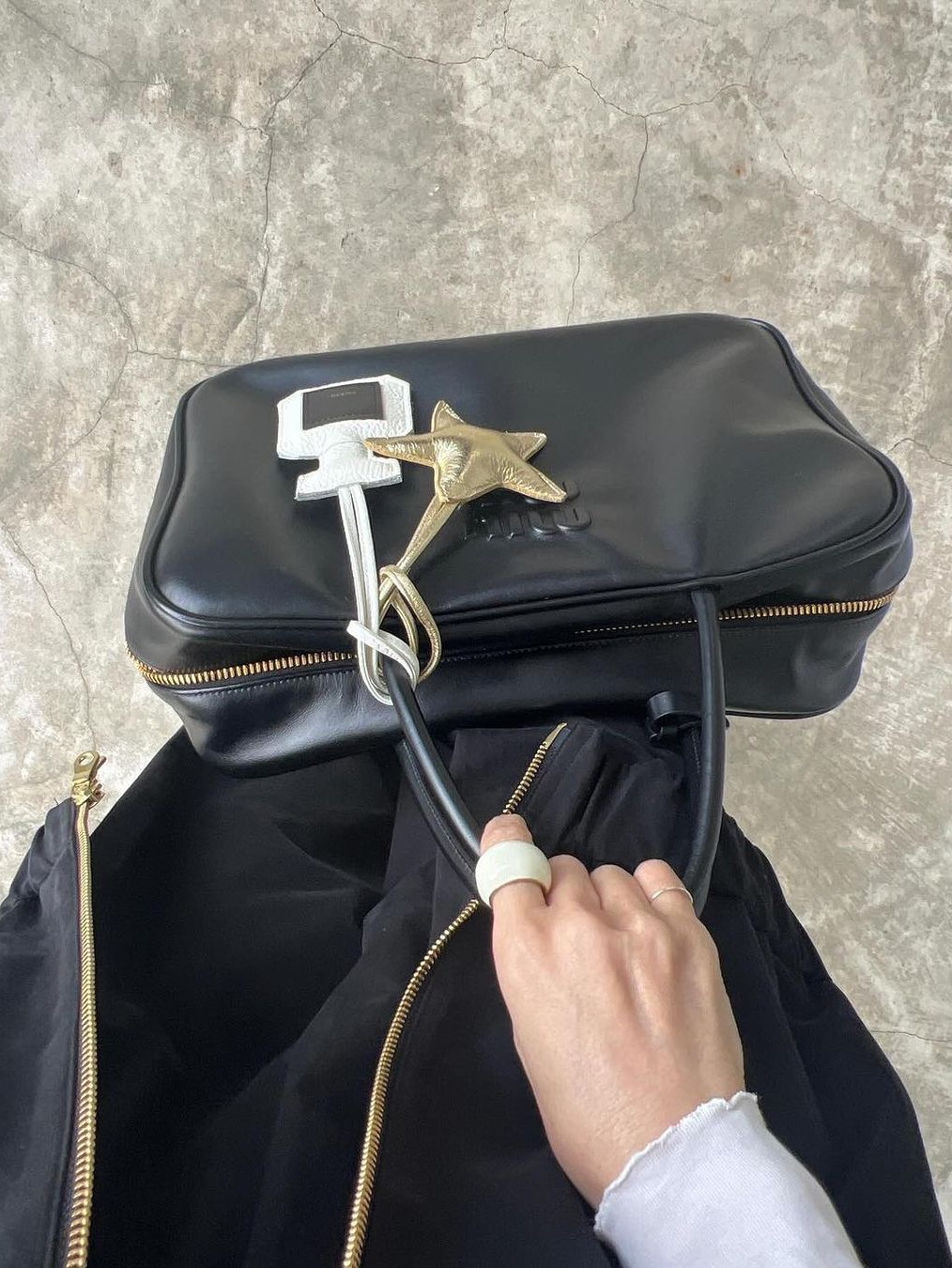 Miu Miu Leather Top Handle Bag Cognac, Miu Miu Leather Top Handle Bag Black 착용 스타일 - 4