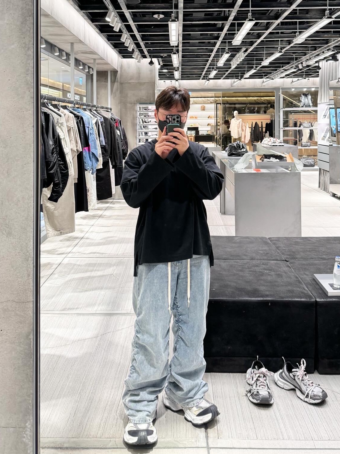 Wooyoungmi Flower Print Long Sleeve Back Logo T-Shirt Black - 22SS, Wooyoungmi Shearling Wide Denim Pants Blue - 24SS 착용 스타일 - 3