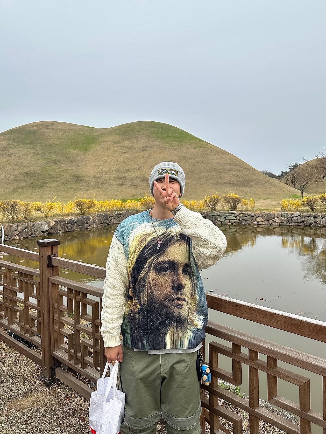Supreme Kurt Cobain Sweater White - 23SS, Farfromwhat Far Layered Work Pants Olive 착용 스타일 - 5