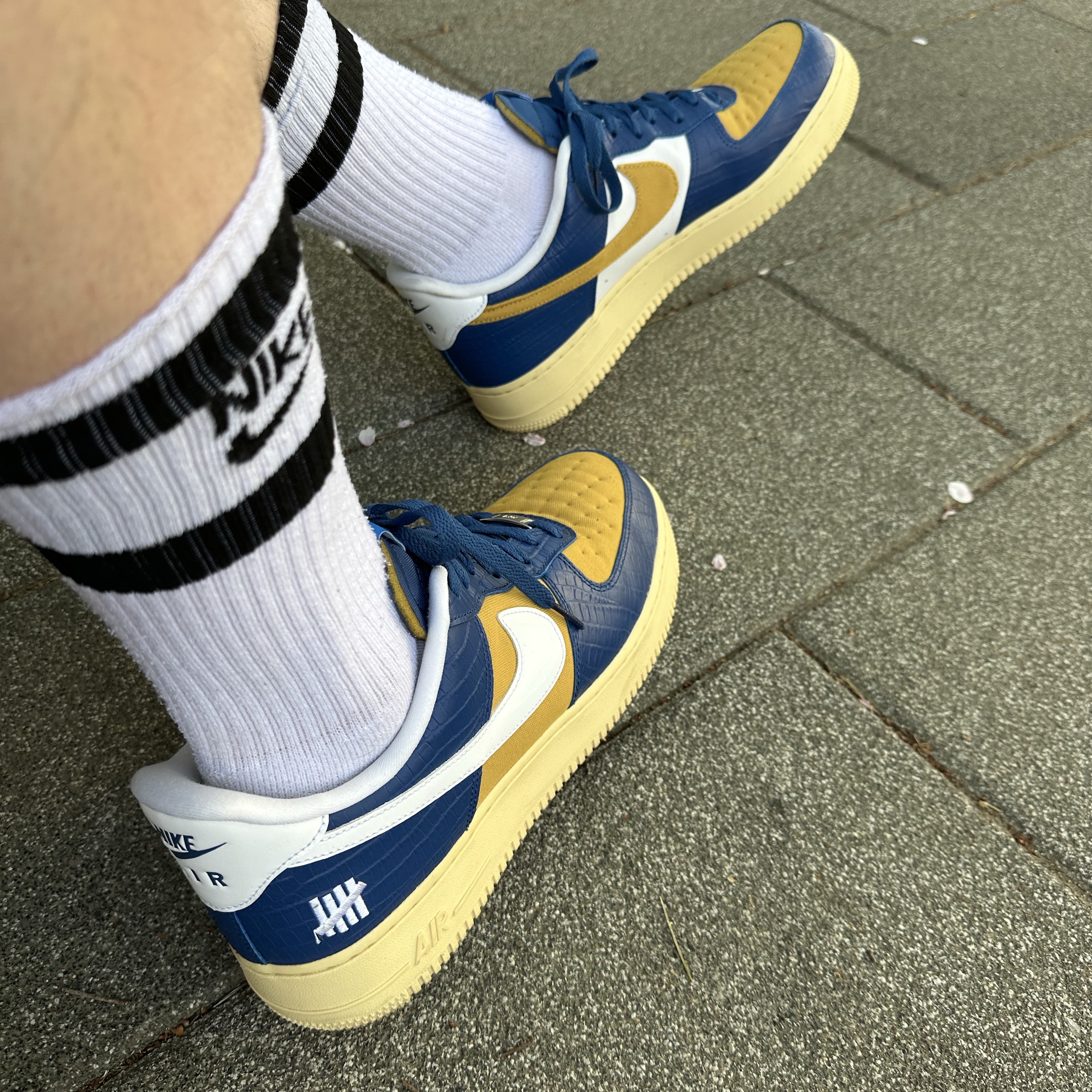 Nike x Undefeated Air Force 1 Low SP 5 On It Court Blue 착용 스타일 - 3