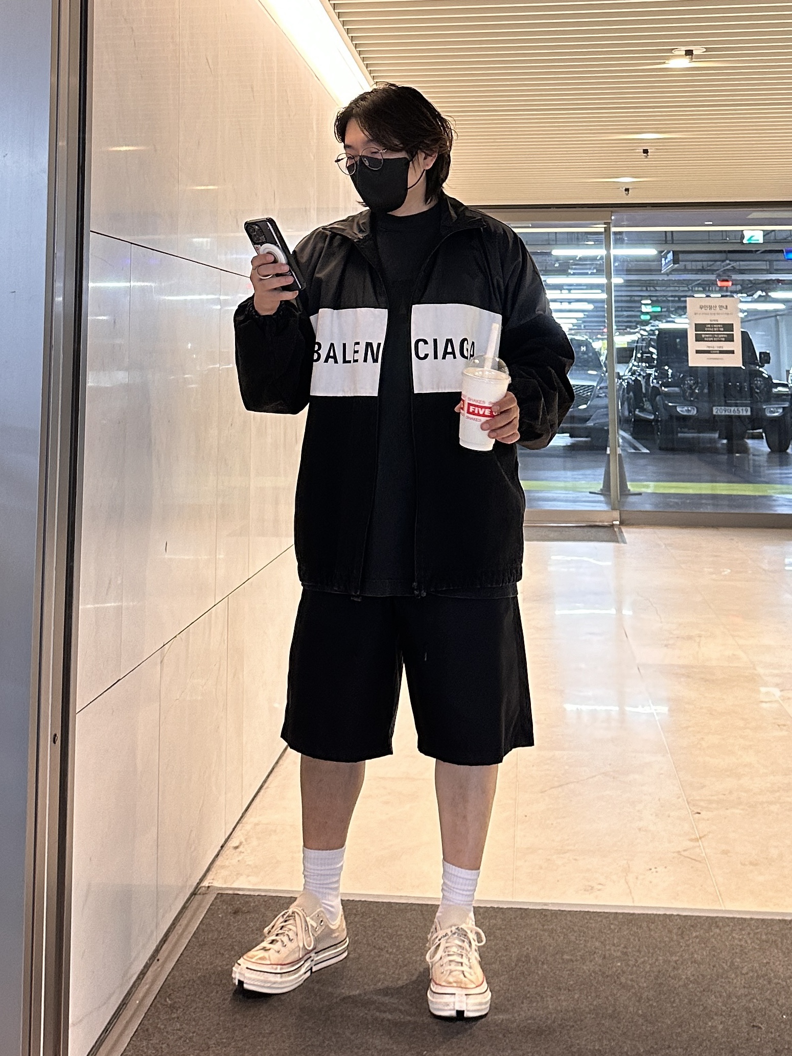 Balenciaga Zip Up Jacket Black, Yeezy Gap Engineered By Balenciaga Dove Long Sleeve T-Shirt Black 착용 스타일 - 2