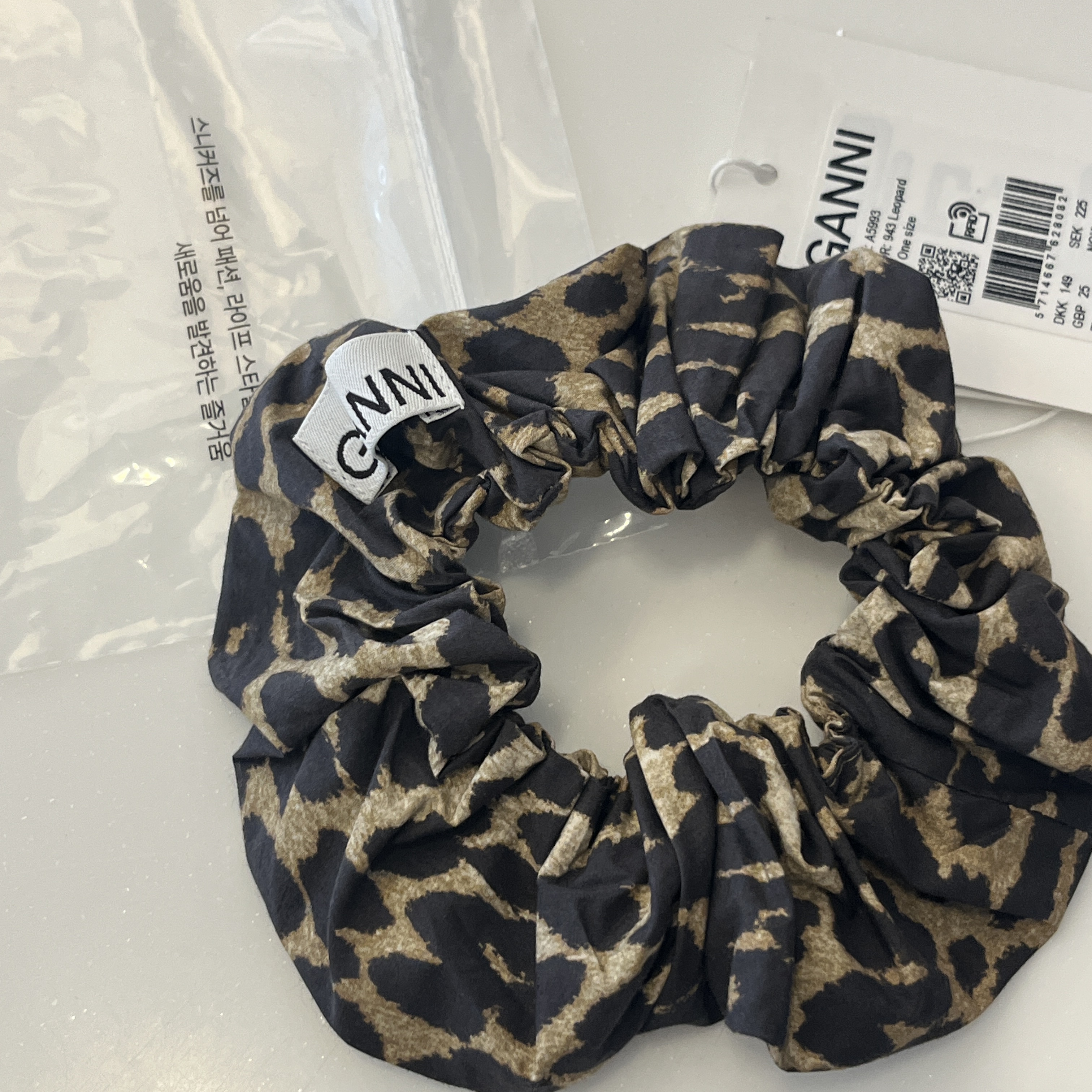 (W) Ganni Cotton Scrunchie Leopard 착용 스타일