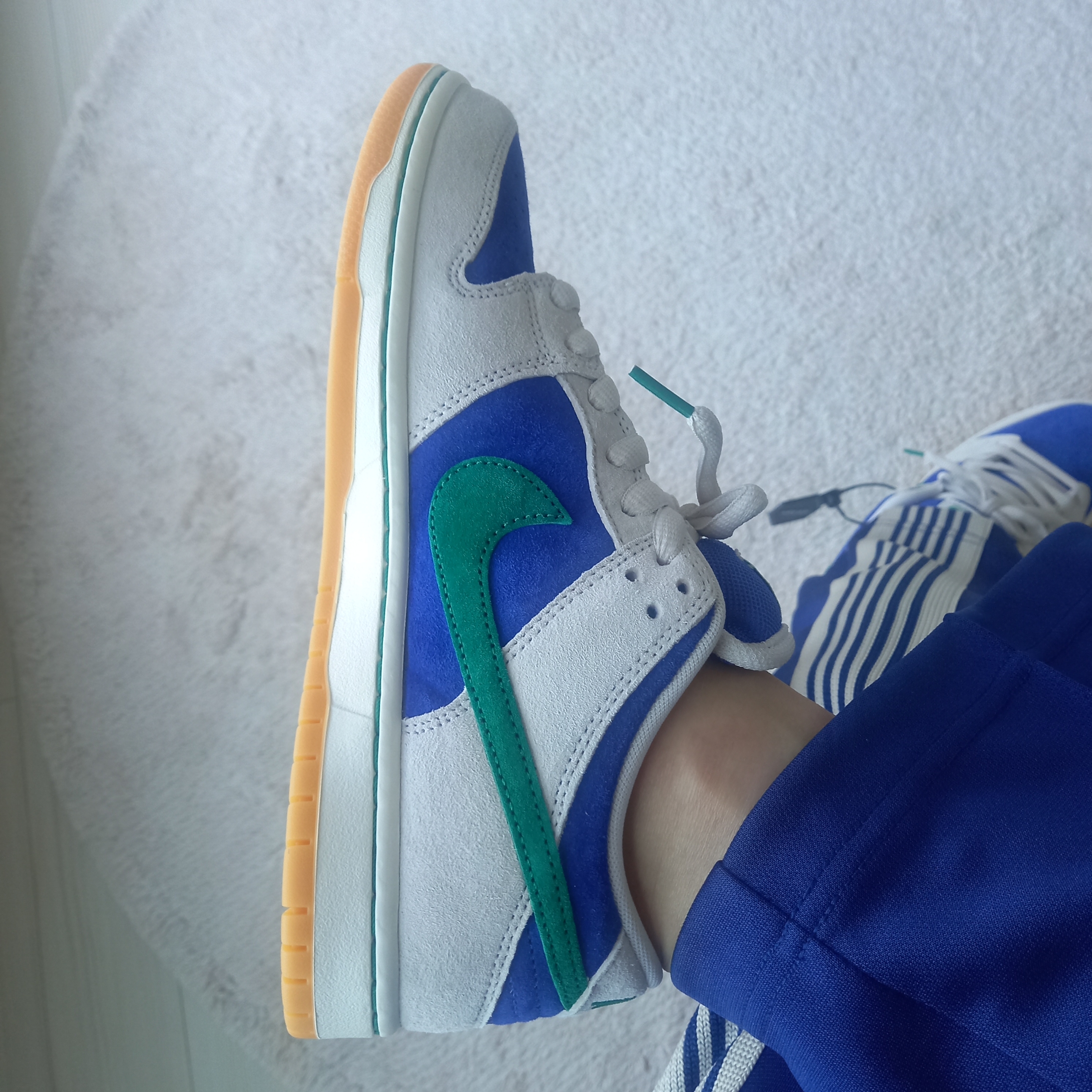 Nike SB Dunk Low Pro Phantom and Hyper Royal, Needles Narrow Track Pants Poly Smooth Royal 착용 스타일 - 4
