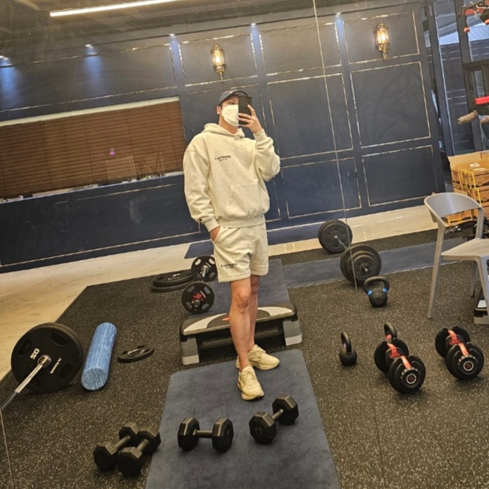 Essentials The Core Collection Sweatshorts Light Oatmeal, Essentials The Core Collection Hoodie Light Oatmeal 착용 스타일 - 1