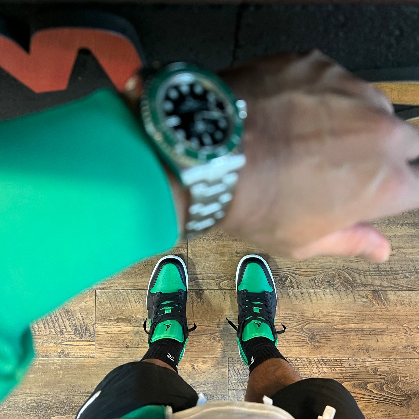 Rolex Submariner Date 41mm 126610LV Black Oyster, Jordan 1 Low Lucky Green 착용 스타일 - 2