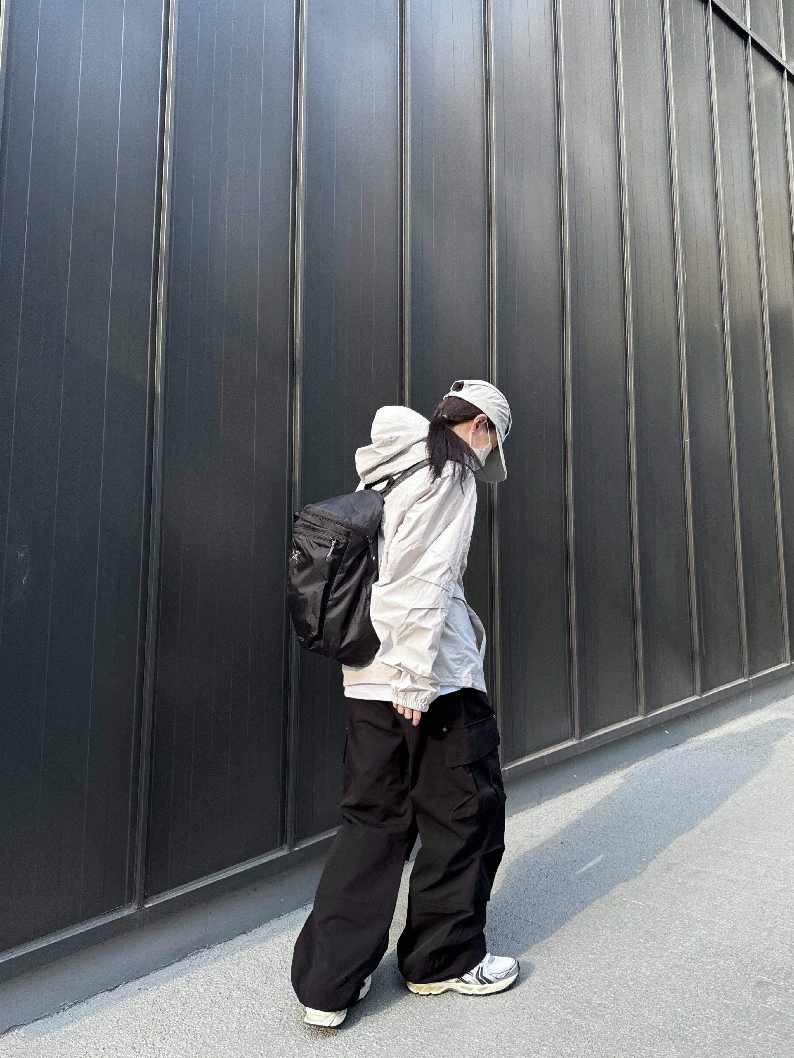 Sansan Gear Wing Cap Grey - 23SS, Arc'teryx Heliad 15 Backpack Black 착용 스타일 - 2