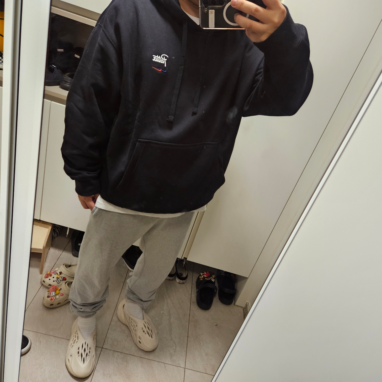 Nike x Patta x FC Barcelona Solo Swoosh Hoodie Culers del Món (FD4147-010), Adidas Yeezy Foam RNNR Sand 착용 스타일