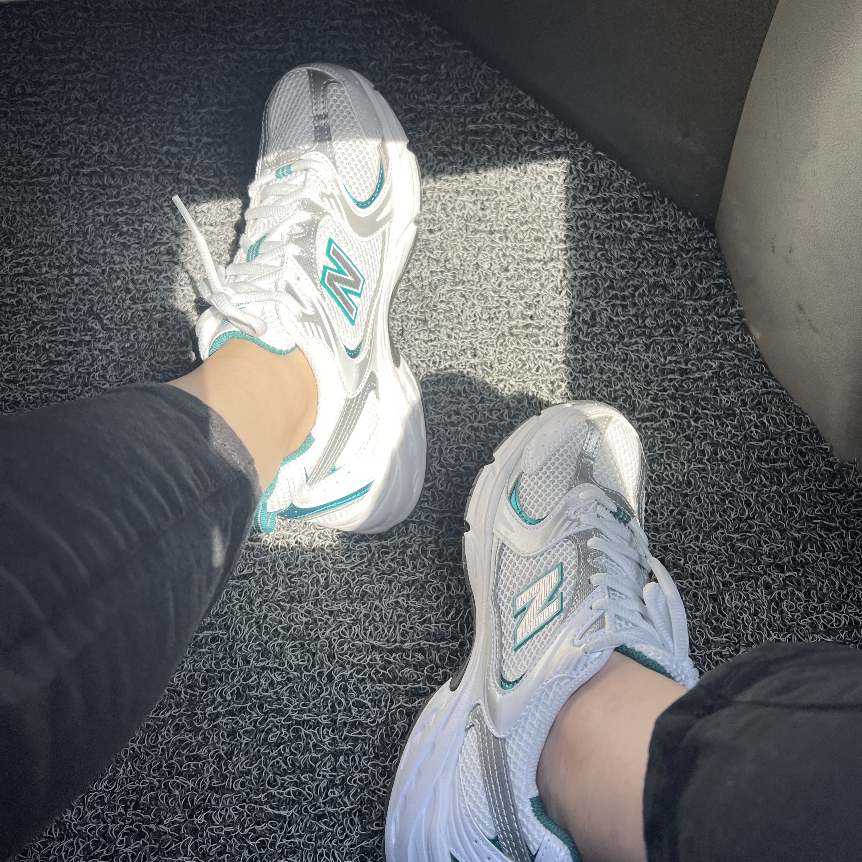 New Balance 530 White Mint 착용 스타일 - 1