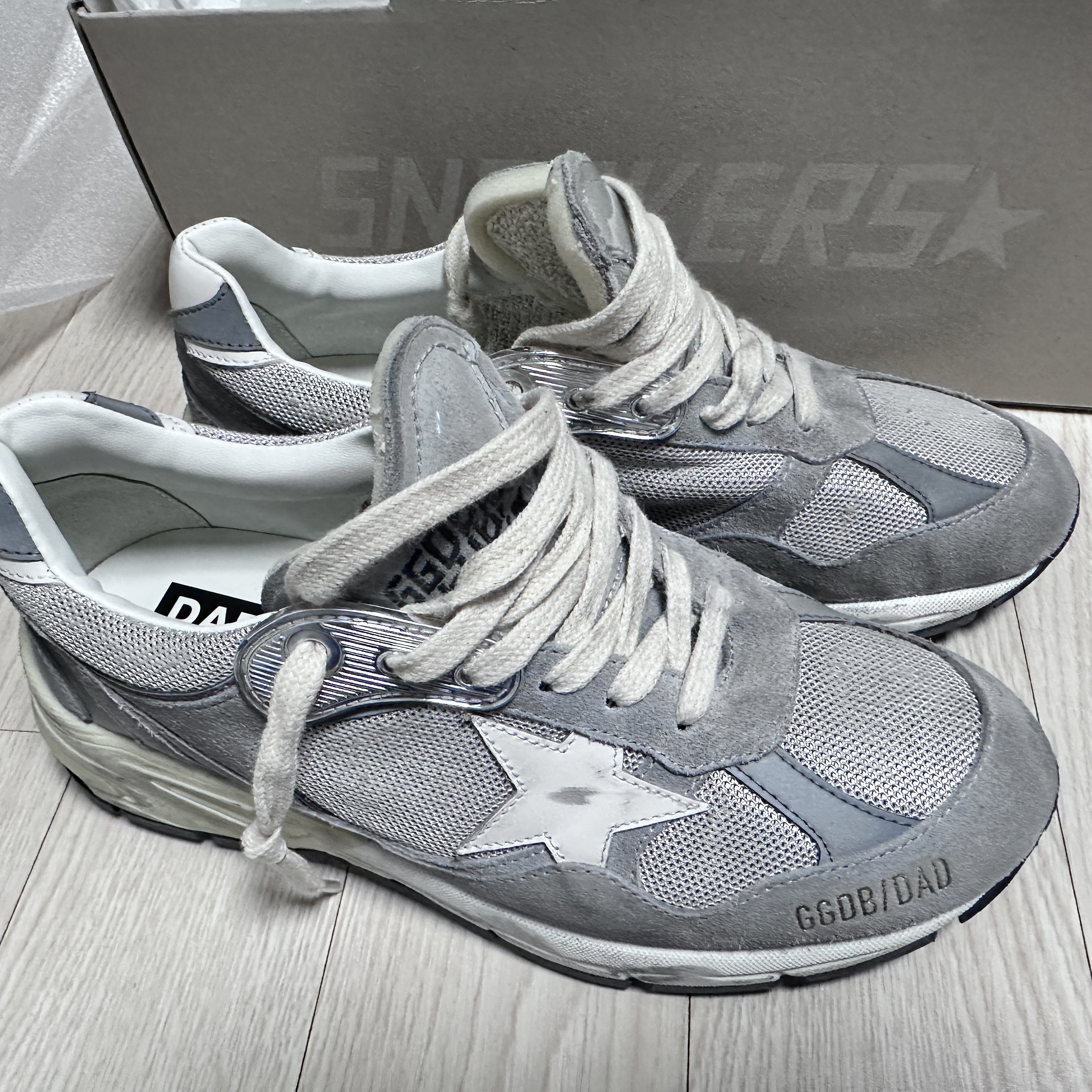 Golden Goose Dad-Star Sneakers Gray Silver White 착용 스타일