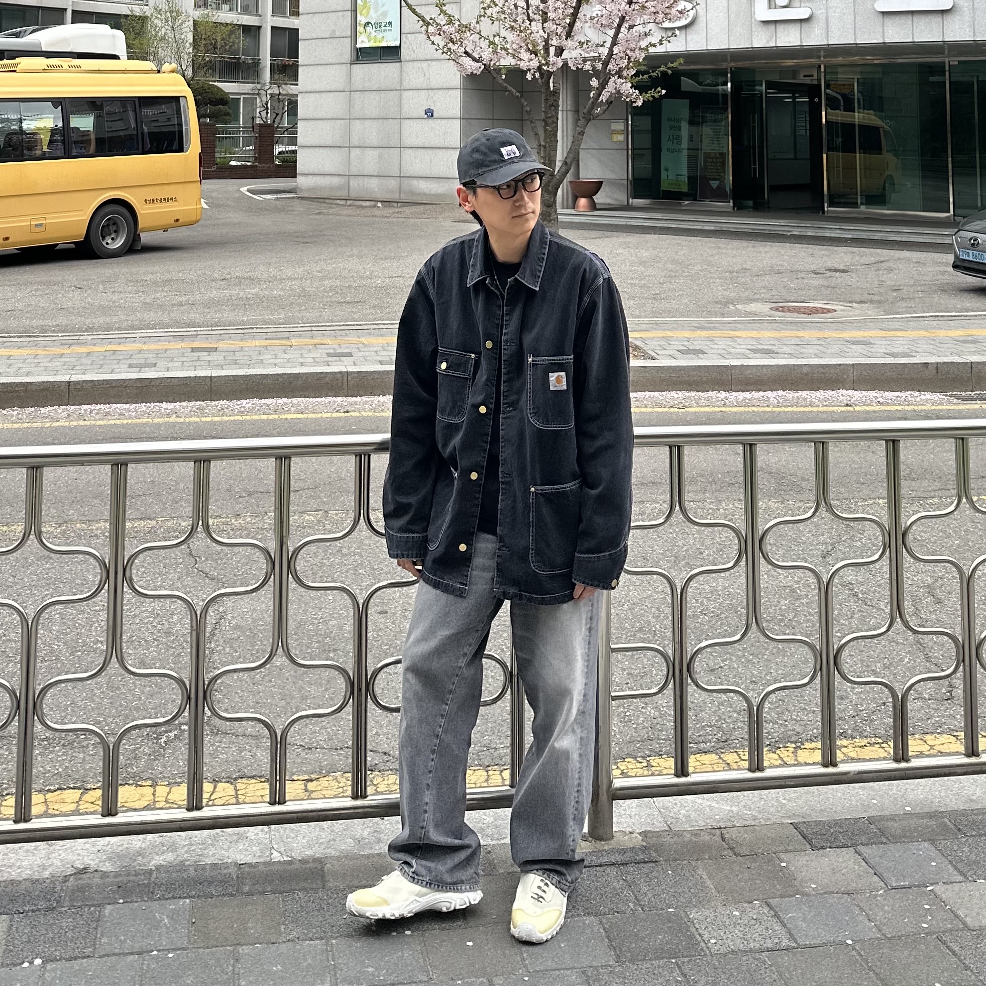 Carhartt WIP Norco Denim OG Chore Coat Black One Wash - Spring, Our Legacy Gabe Shadow Play White Chalk 착용 스타일 - 3