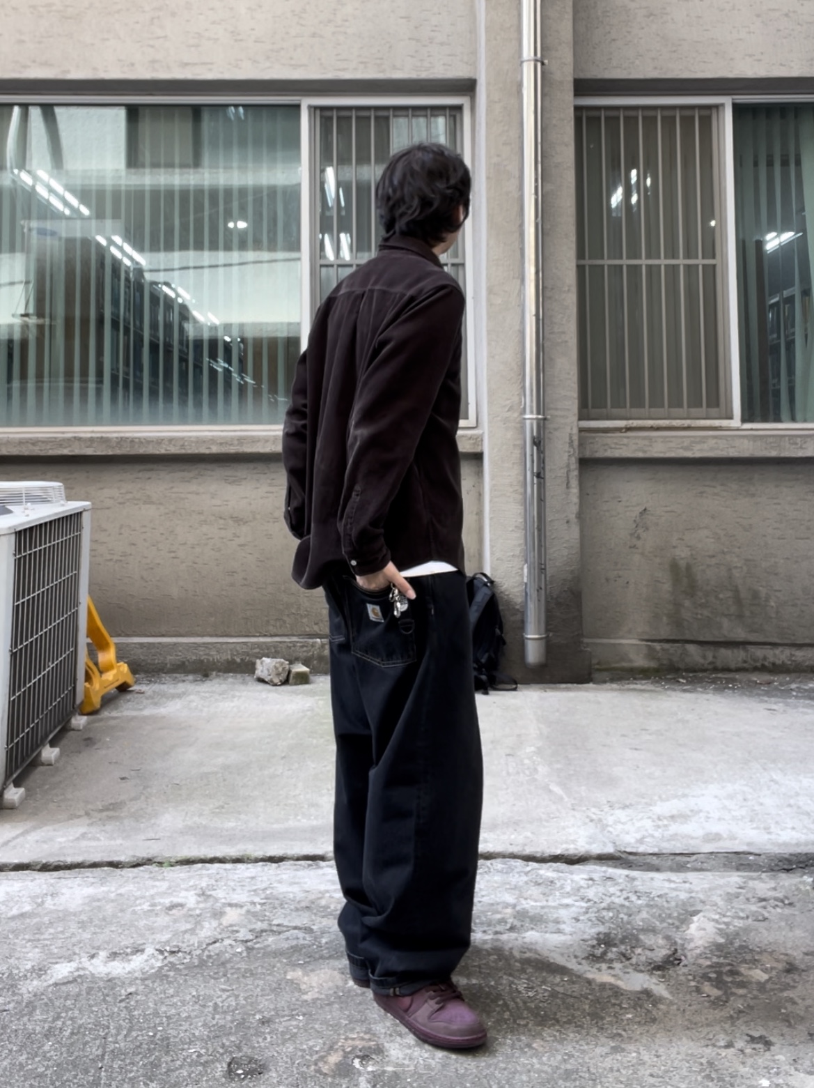 Carhartt WIP Brandon Pants Black Stone Washed, Carhartt WIP Madison Cord Shirt Buckeye 착용 스타일 - 1