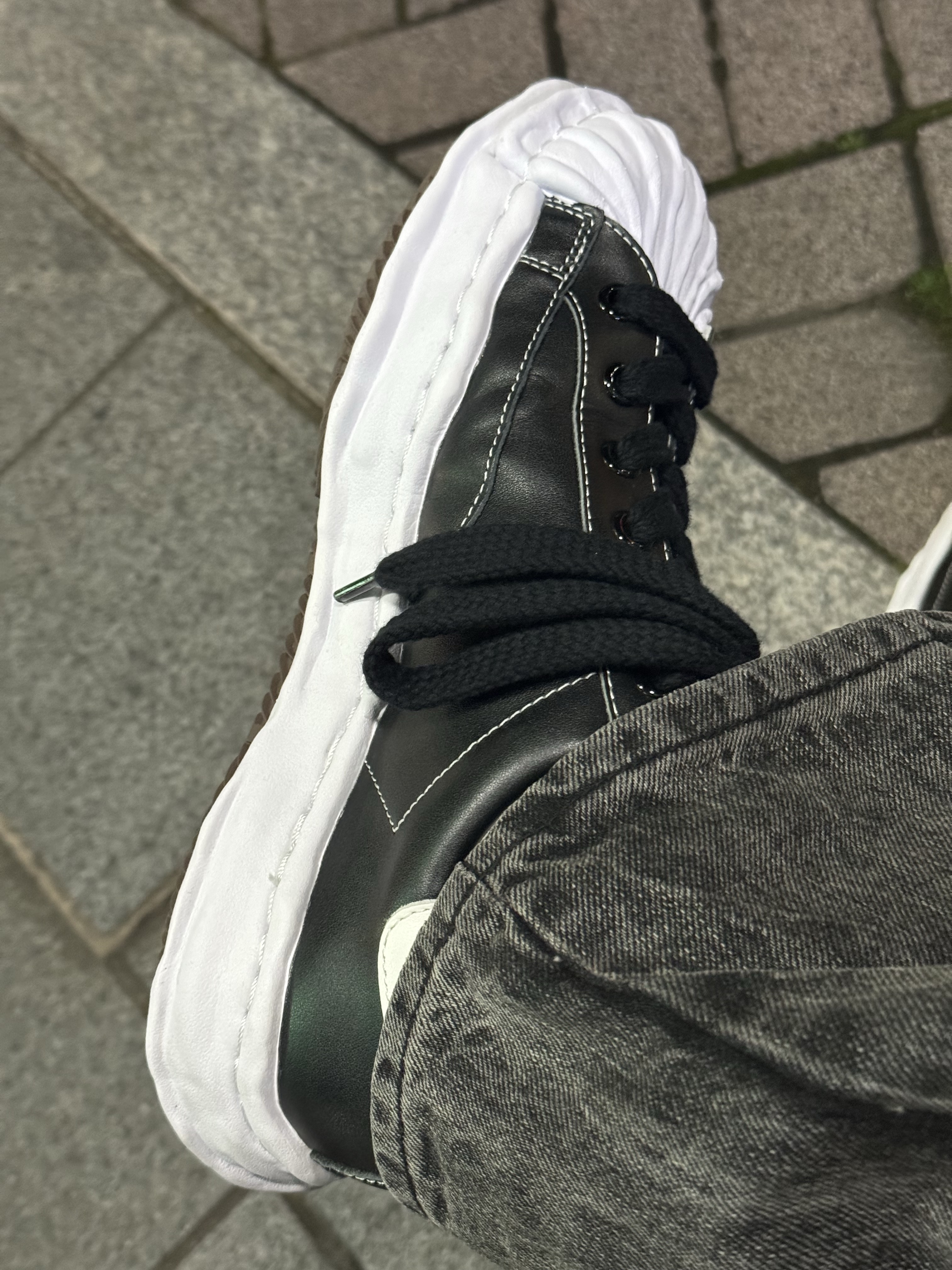 Maison Mihara Yasuhiro Blakey OG Sole Leather Low-top Sneakers Black 착용 스타일 - 1