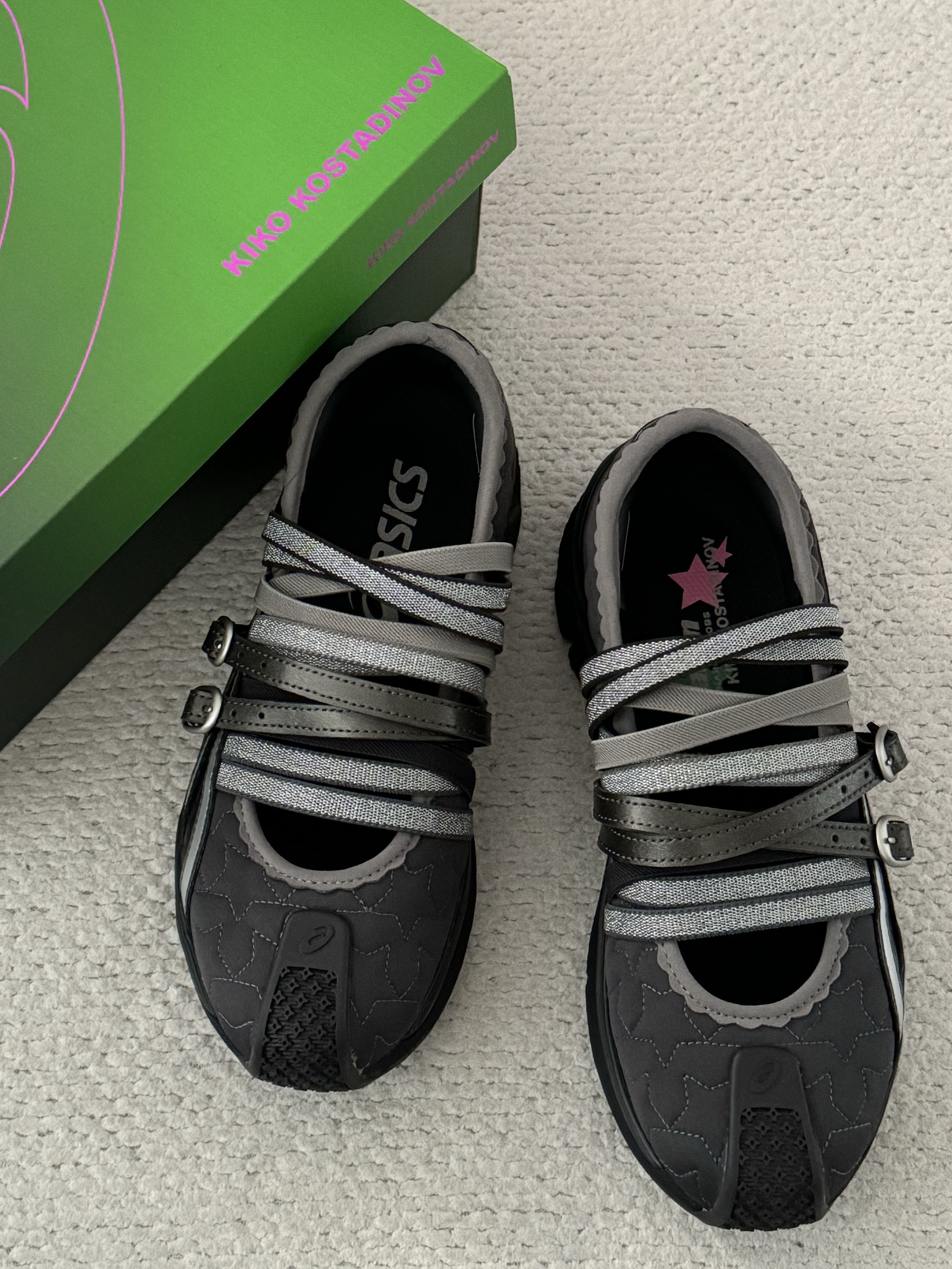 (W) Asics x Kiko Kostadinov x Heaven by Marc Jacobs Gel-Lokros Graphite Grey Gunmetal 착용 스타일 - 1