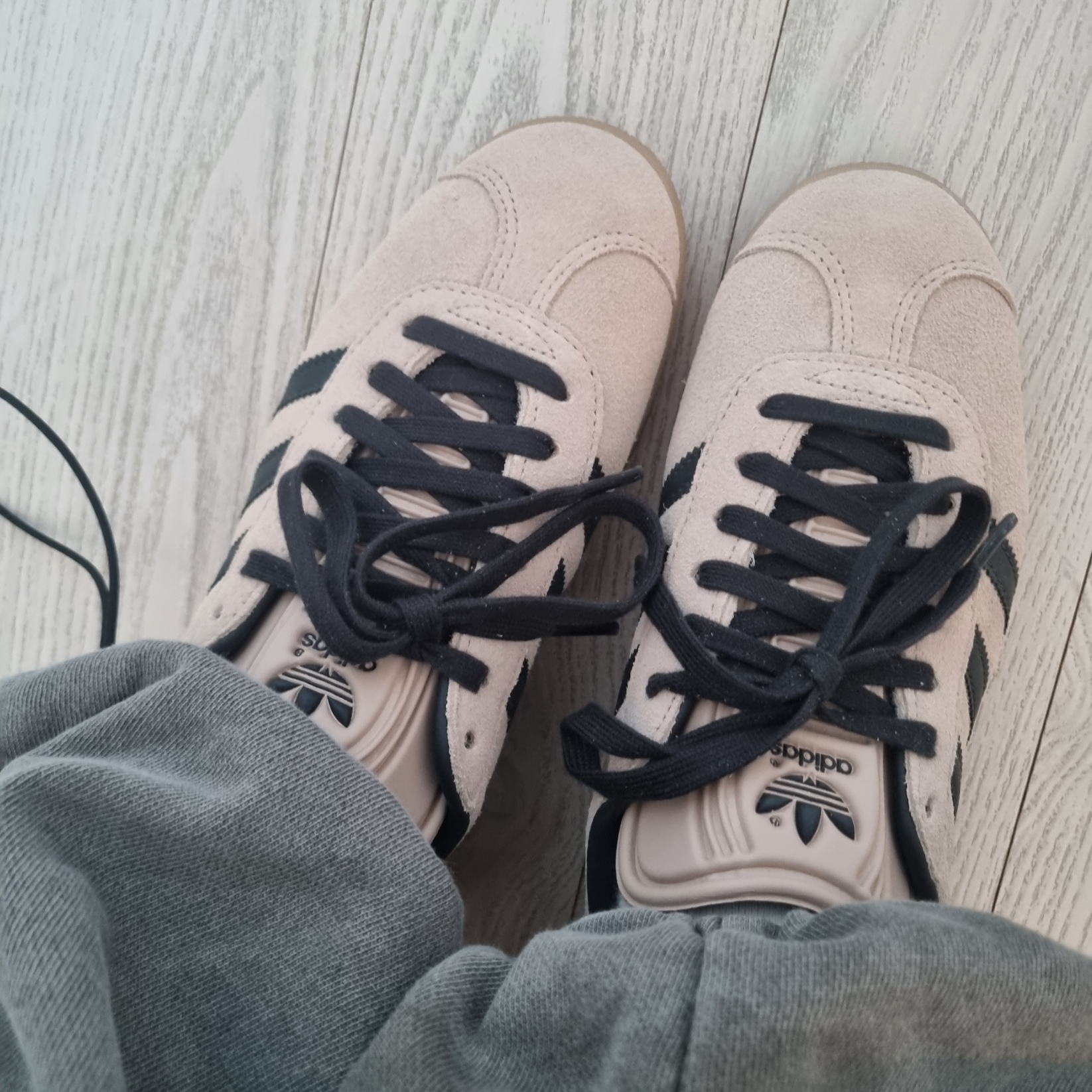 Adidas Gazelle Wonder Taupe Night Indigo 착용 스타일