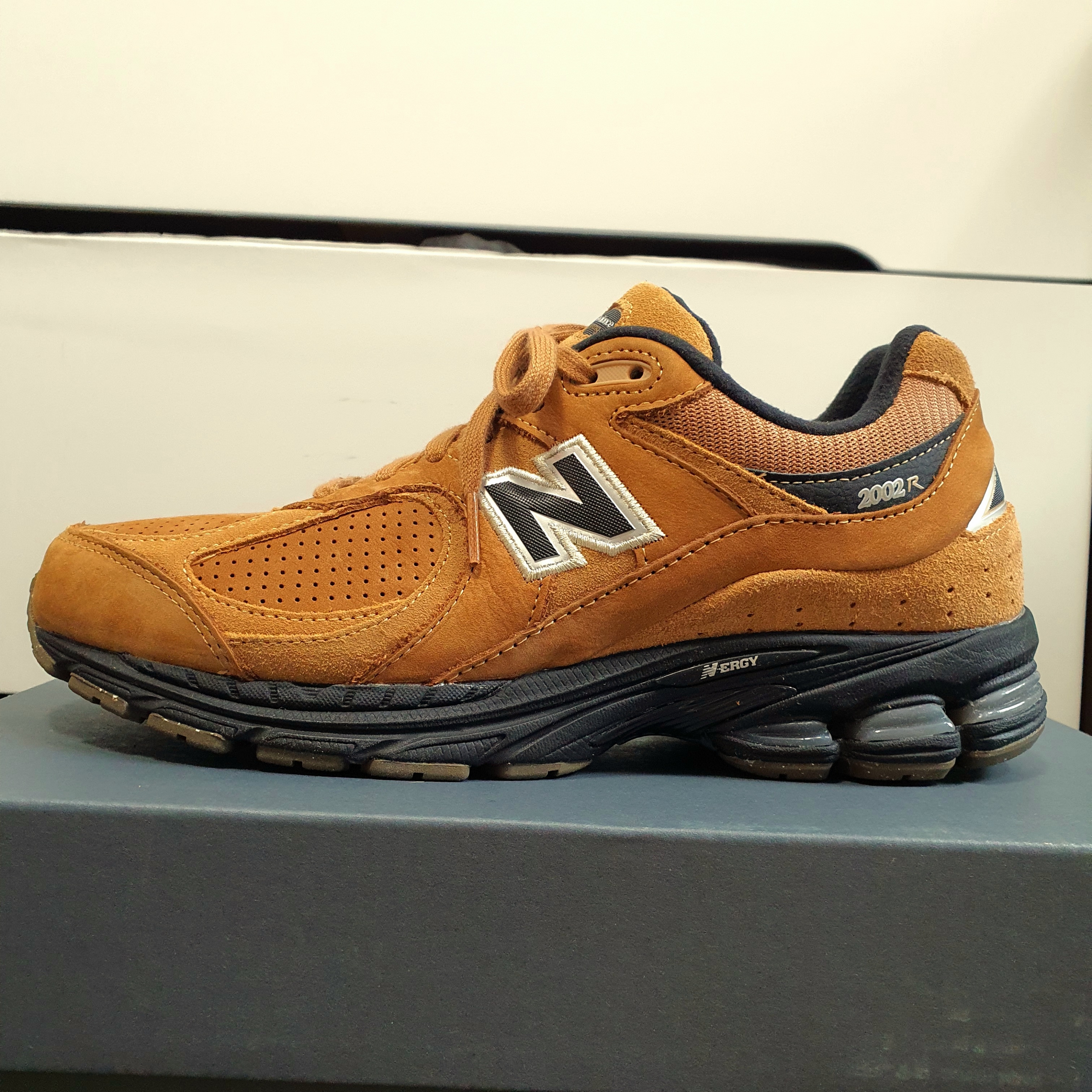 New Balance 2002R Brown 착용 스타일 - 3