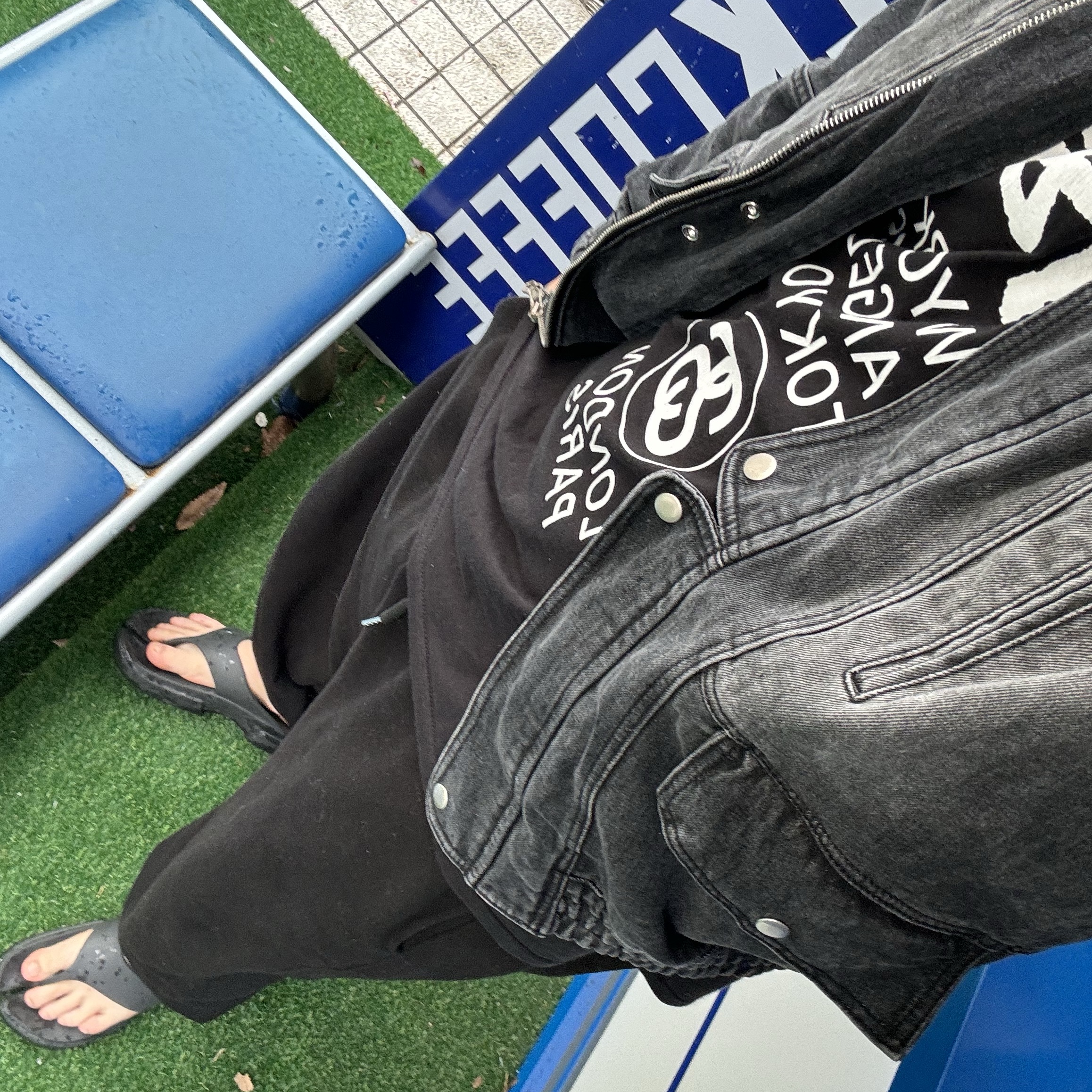 Stussy World Tour T-Shirt Black 2023 착용 스타일