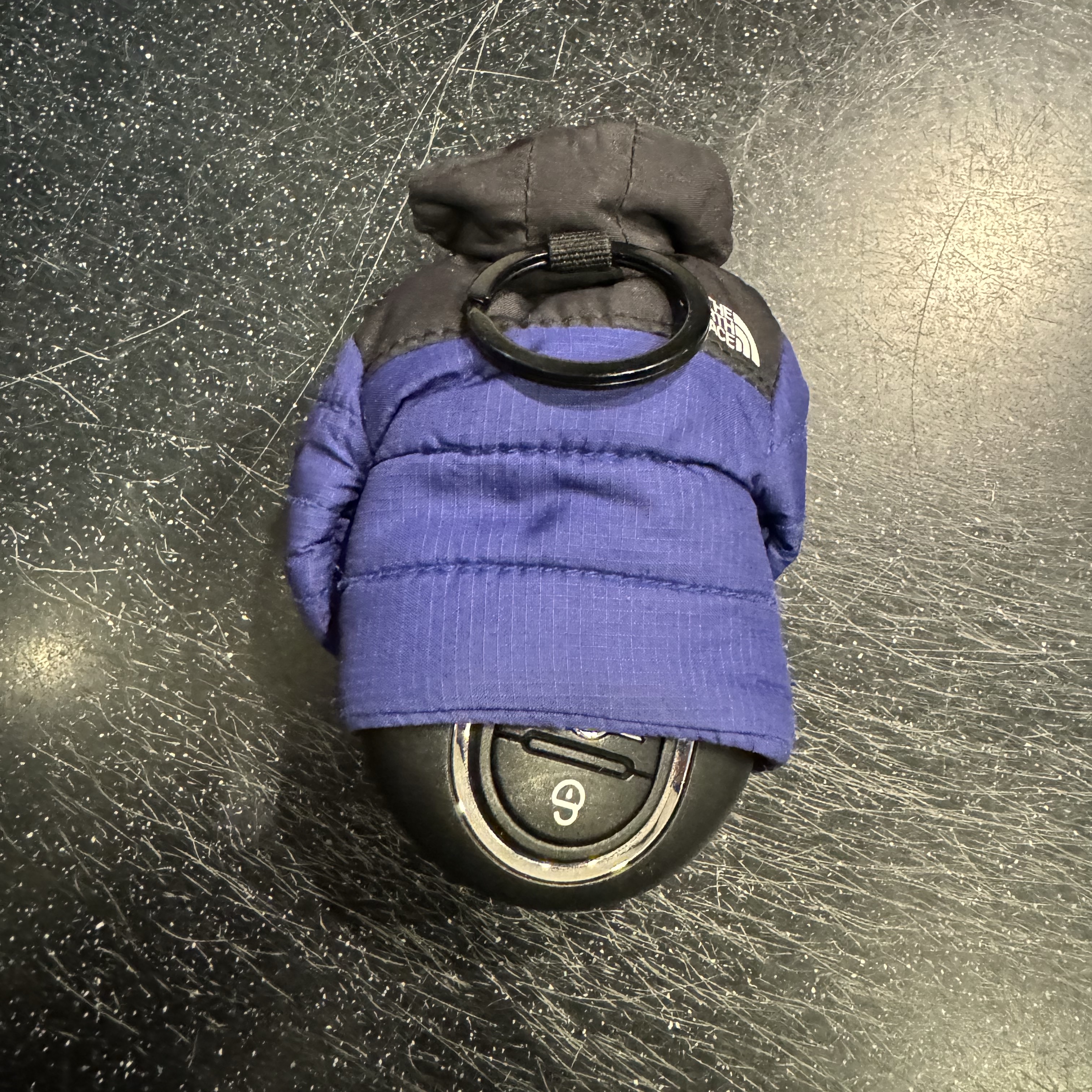 The North Face Mini Nuptse Jacket Keyring Yellow Tail - 22FW, The North Face Mini Nuptse Jacket Keyring Lapis Blue - 23FW 착용 스타일