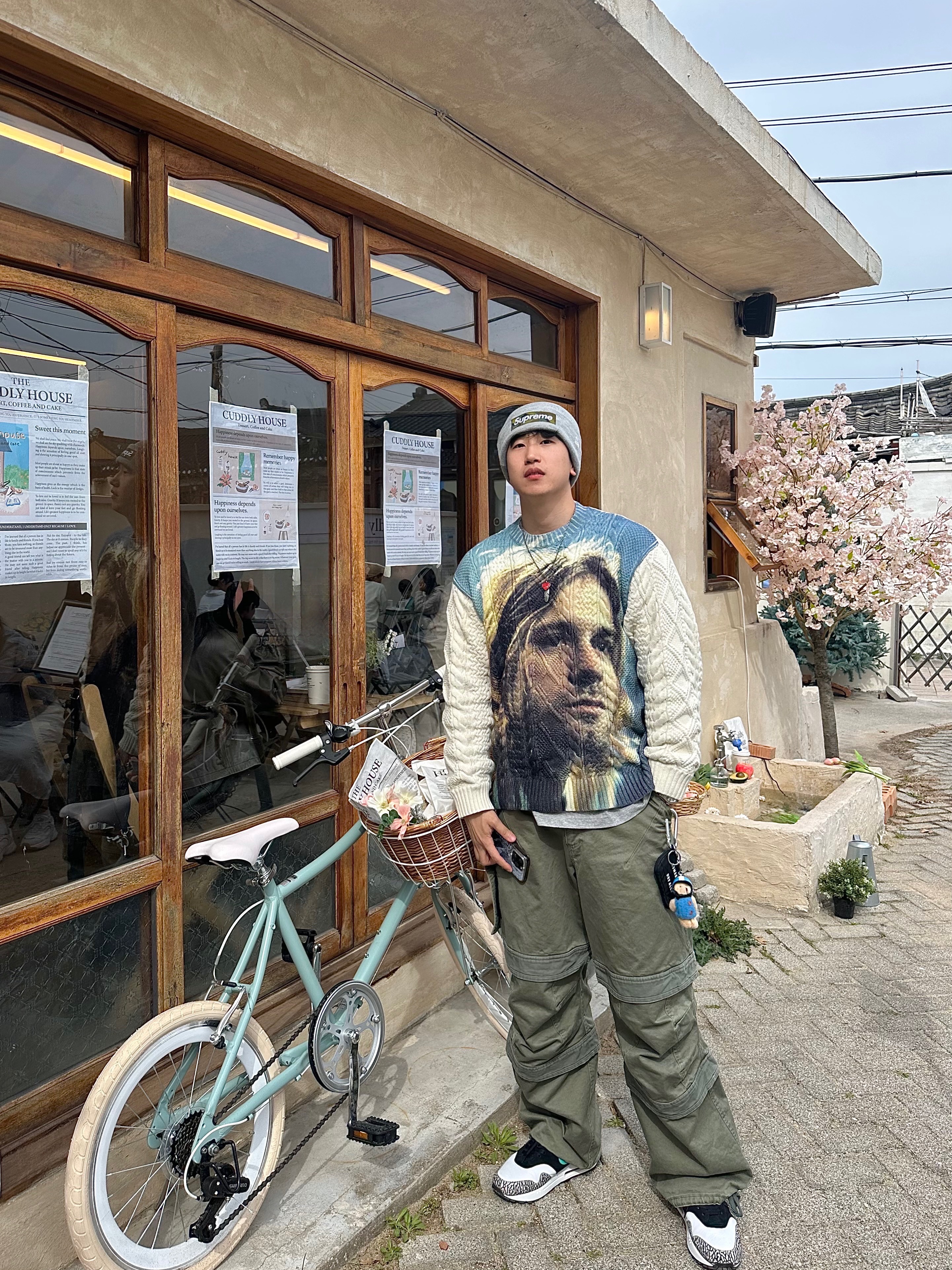 Supreme Kurt Cobain Sweater White - 23SS, Farfromwhat Far Layered Work Pants Olive 착용 스타일 - 1