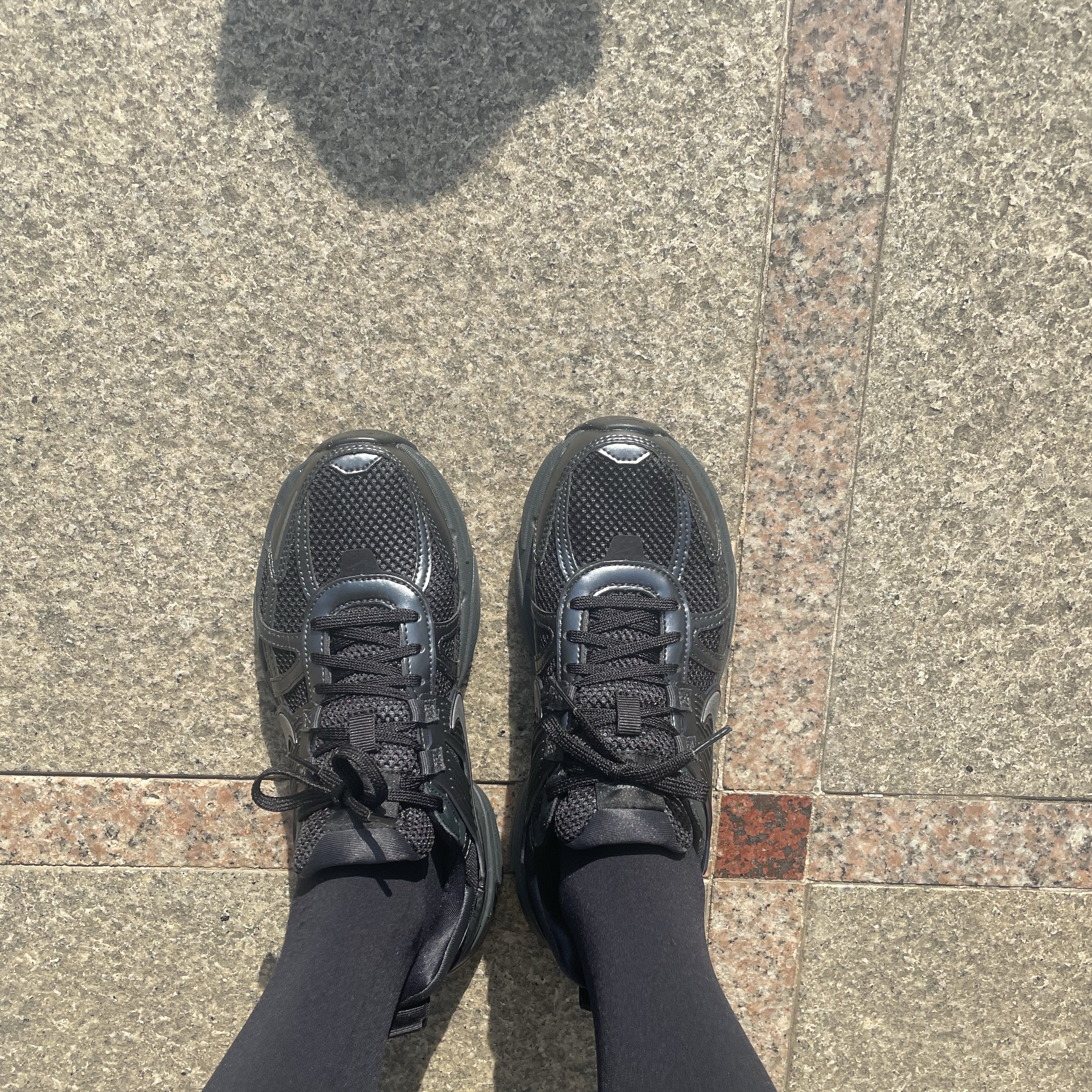 Nike V2K Run Black Anthracite 착용 스타일