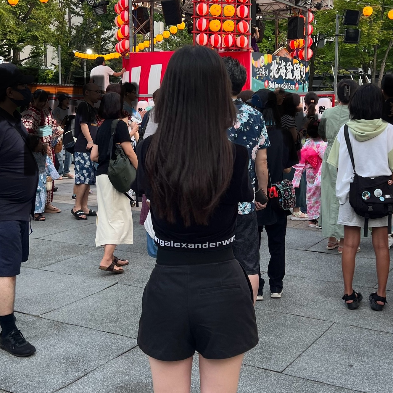 (W) Alexander Wang Cap Sleeve Hoodie in Stretch Corduroy Black, (W) Alexander Wang Safari Shorts in Cotton Tailoring Black 착용 스타일 - 4