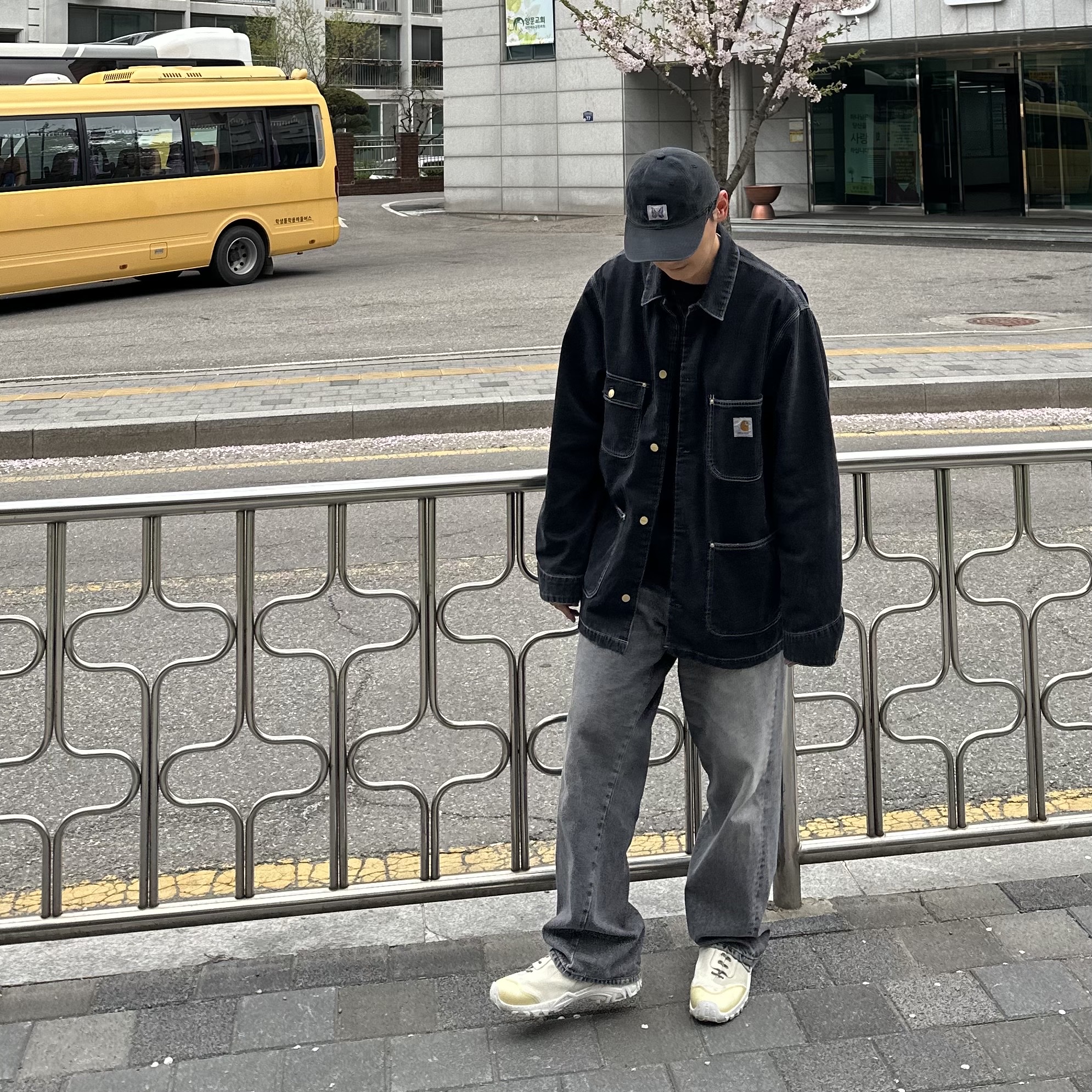 Carhartt WIP Norco Denim OG Chore Coat Black One Wash - Spring, Our Legacy Gabe Shadow Play White Chalk 착용 스타일 - 4