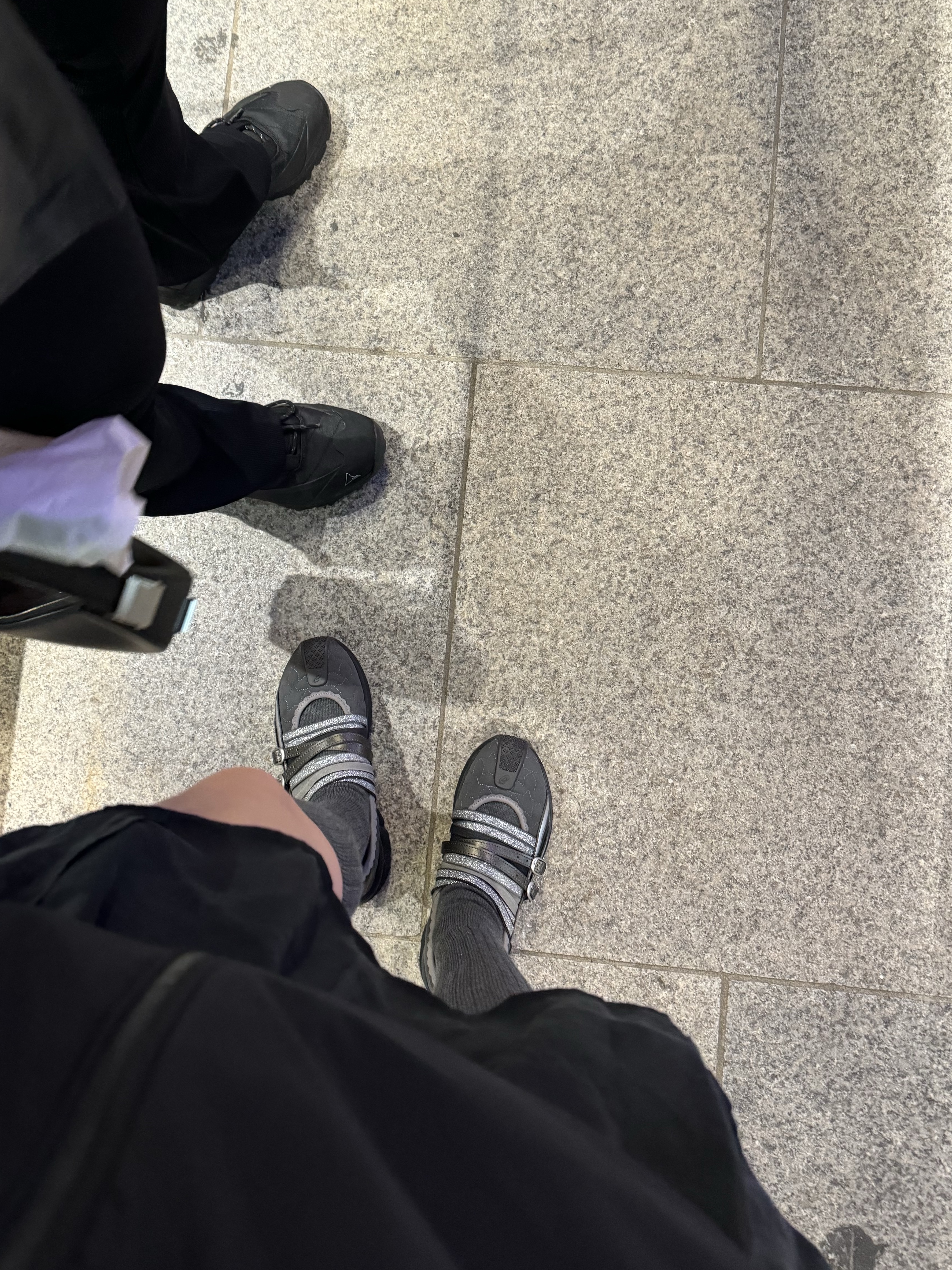 (W) Asics x Kiko Kostadinov x Heaven by Marc Jacobs Gel-Lokros Graphite Grey Gunmetal 착용 스타일 - 2