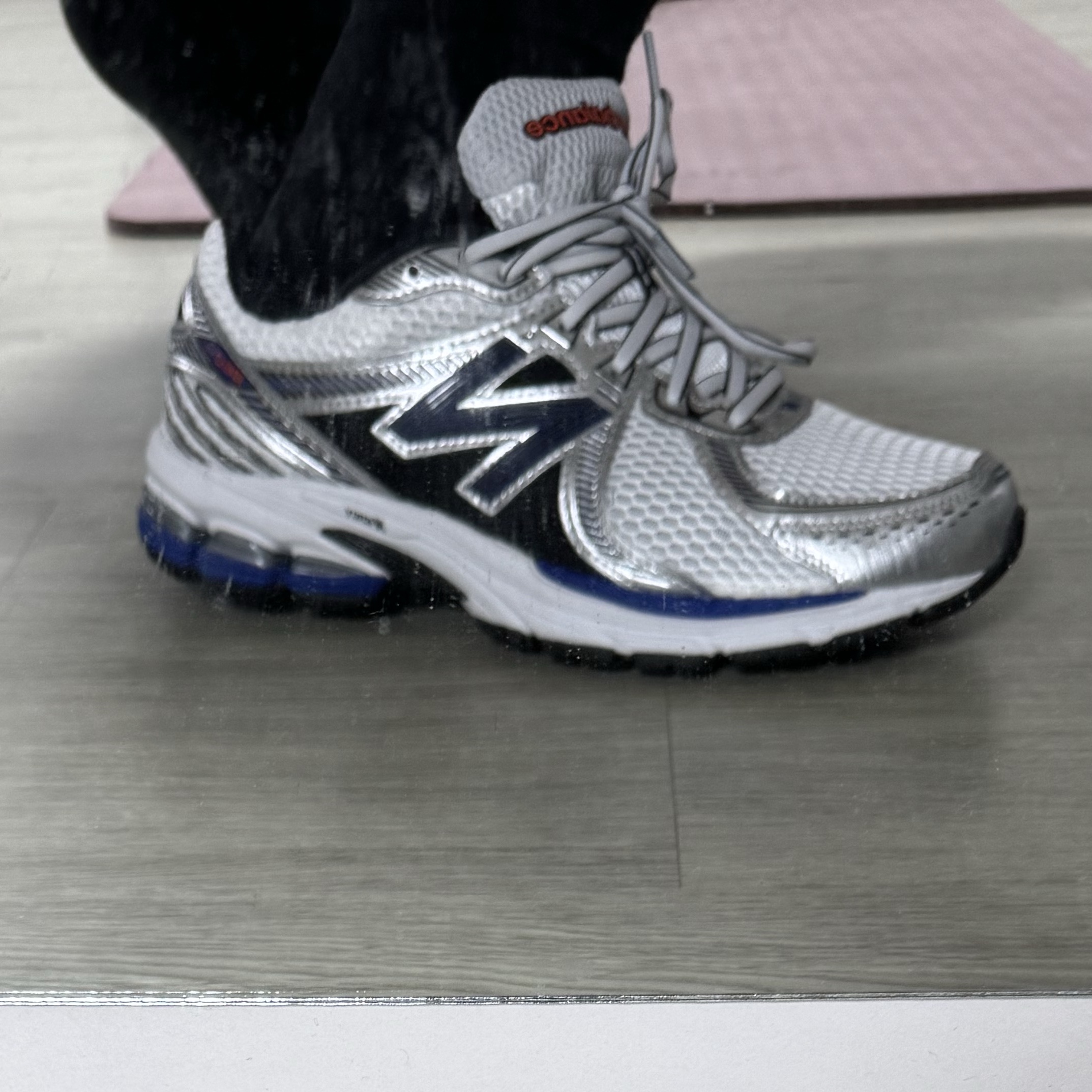 New Balance 860v2 Metallic Silver 착용 스타일 - 3