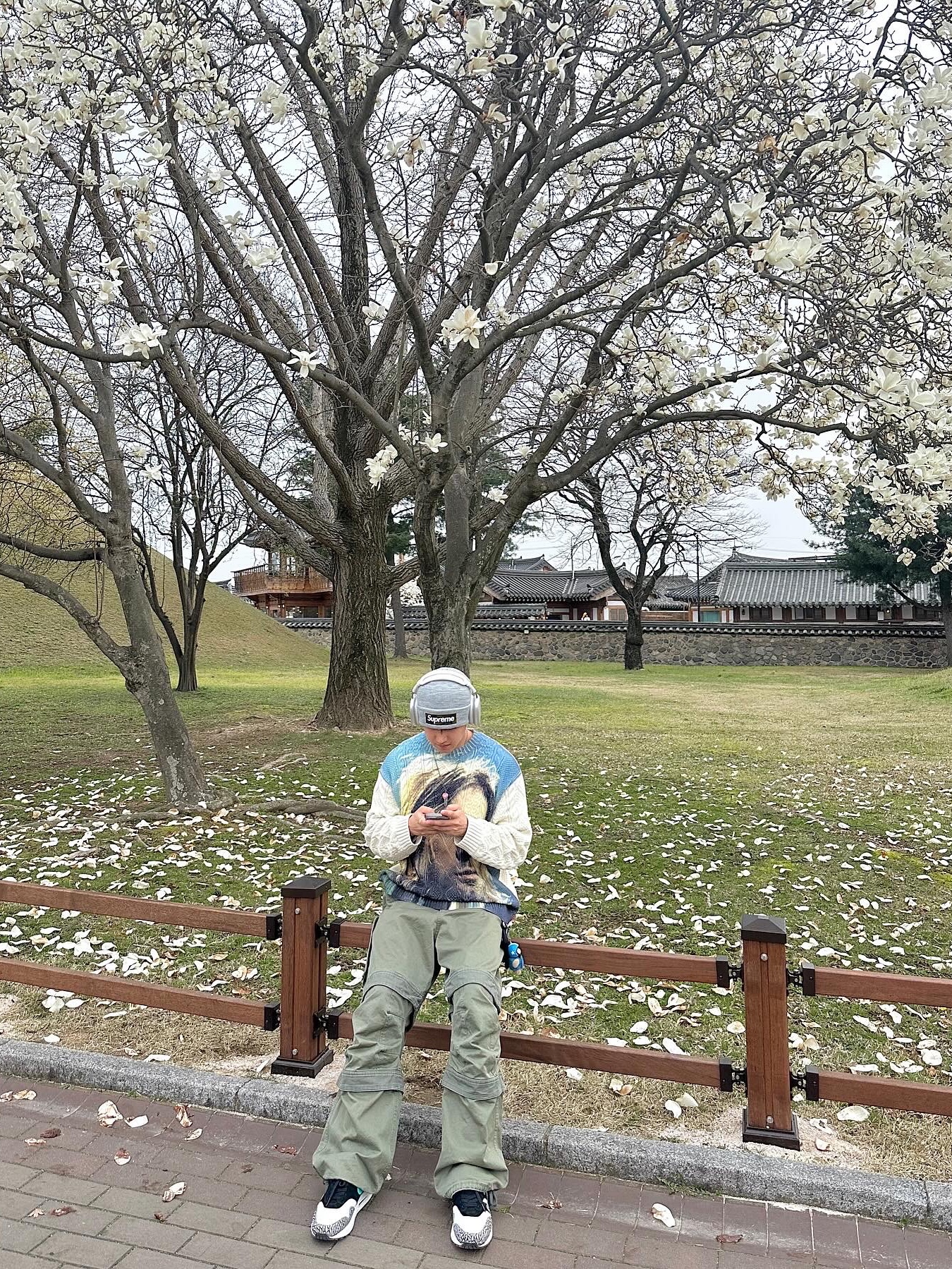 Supreme Kurt Cobain Sweater White - 23SS, Farfromwhat Far Layered Work Pants Olive 착용 스타일 - 4