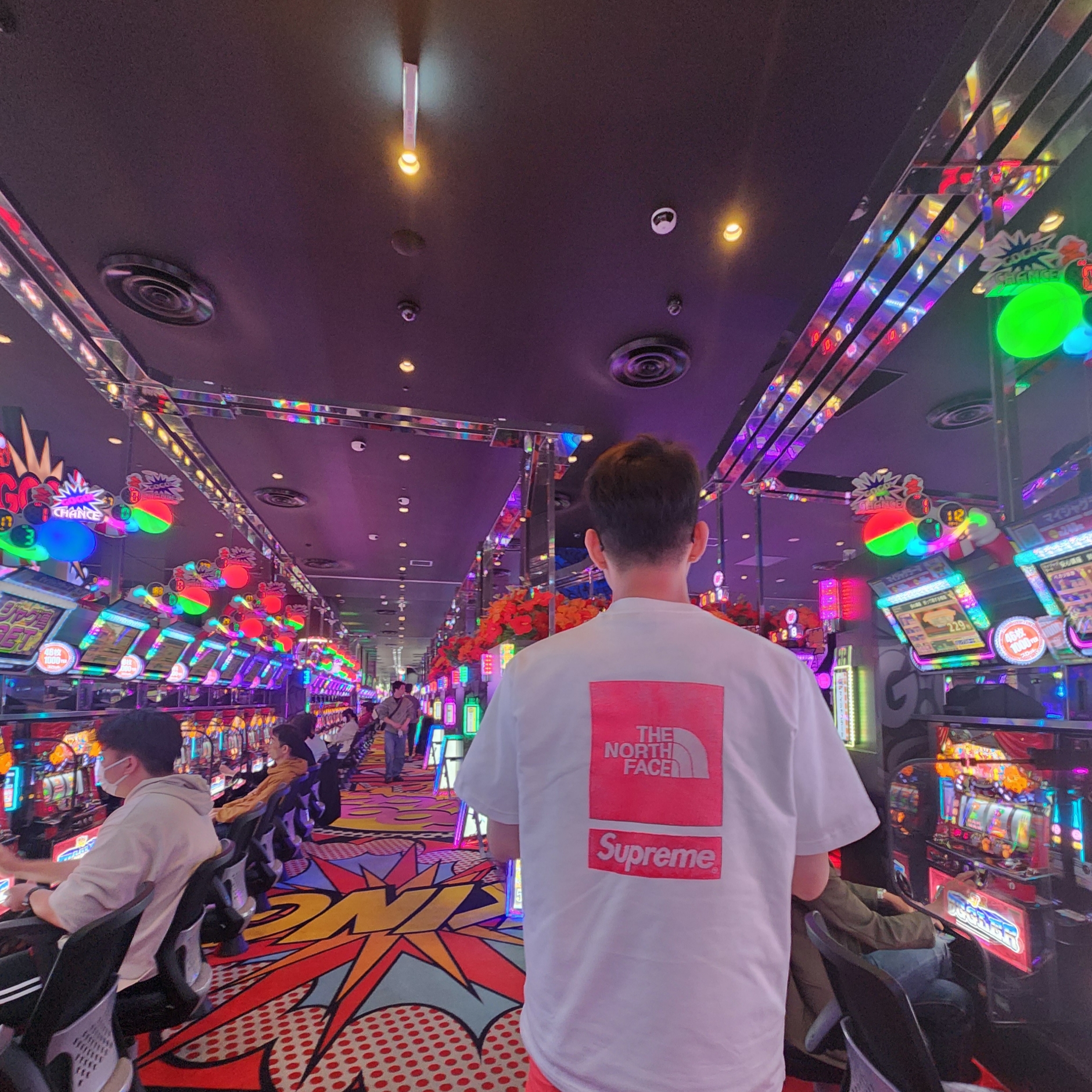 Supreme x The North Face S/S Top White - 24SS, Jordan 1 x Trophy Room Retro Low OG SP Sail Varsity Red 착용 스타일 - 1