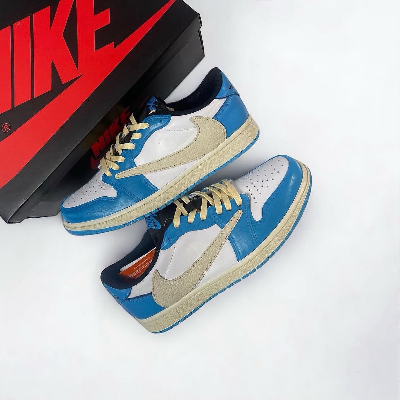 Jordan 1 Retro Low OG Black and Dark Powder Blue 착용 스타일 - 2