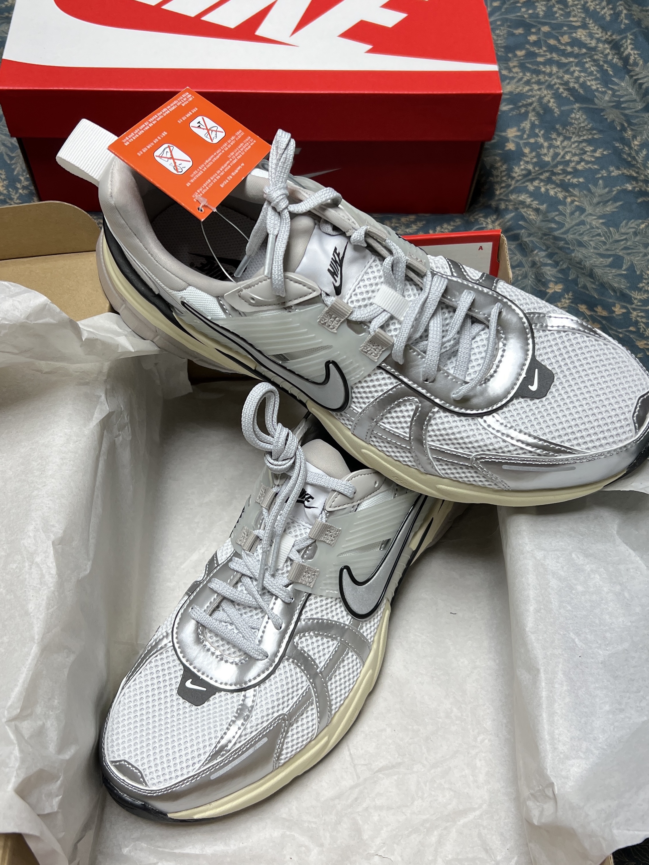 Nike V2K Run Pure Platinum Light Iron Ore 착용 스타일