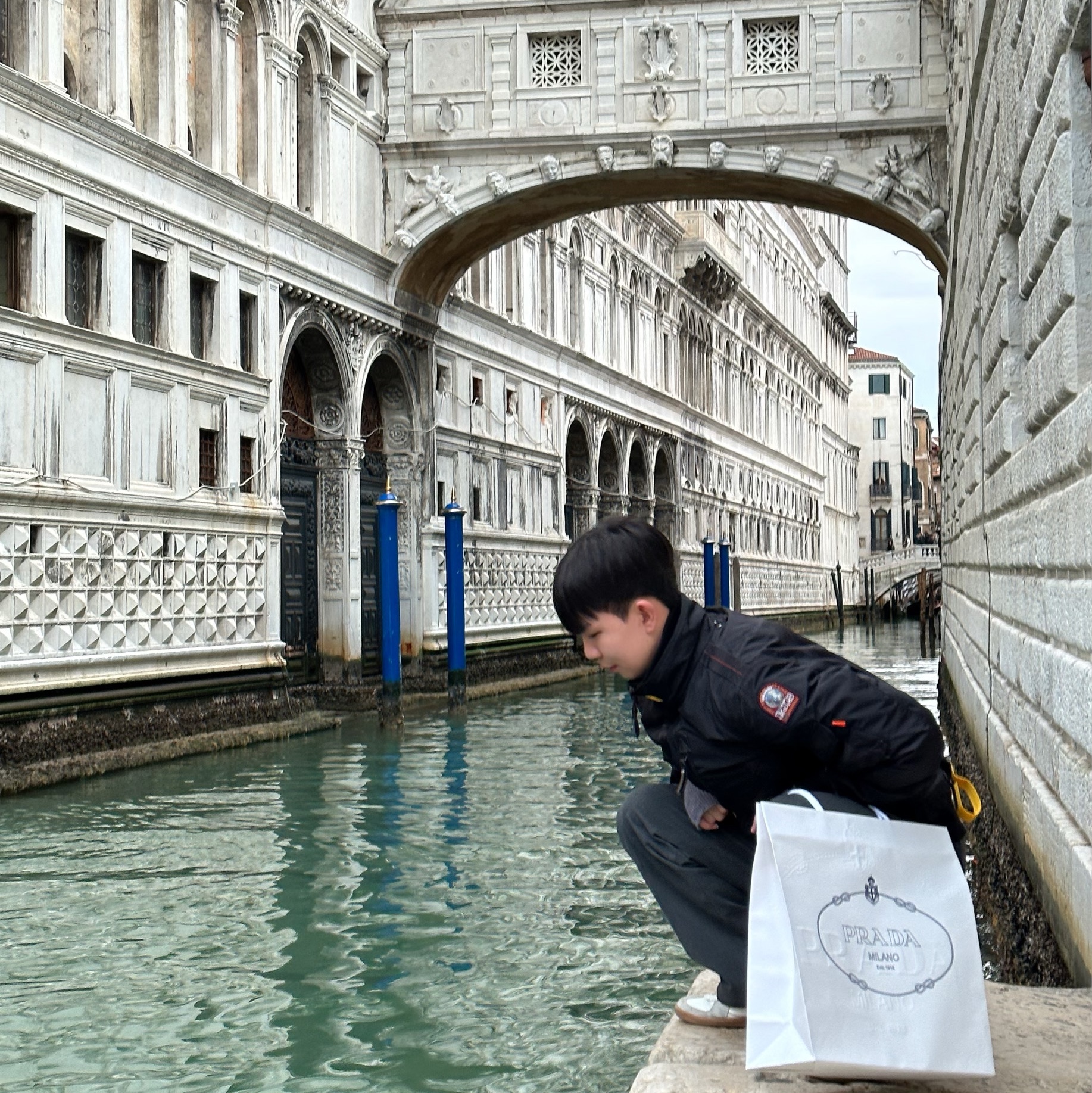 Barbour International Original Wax Jacket Black, Burberry Boston Holdall Charcoal 착용 스타일 - 4