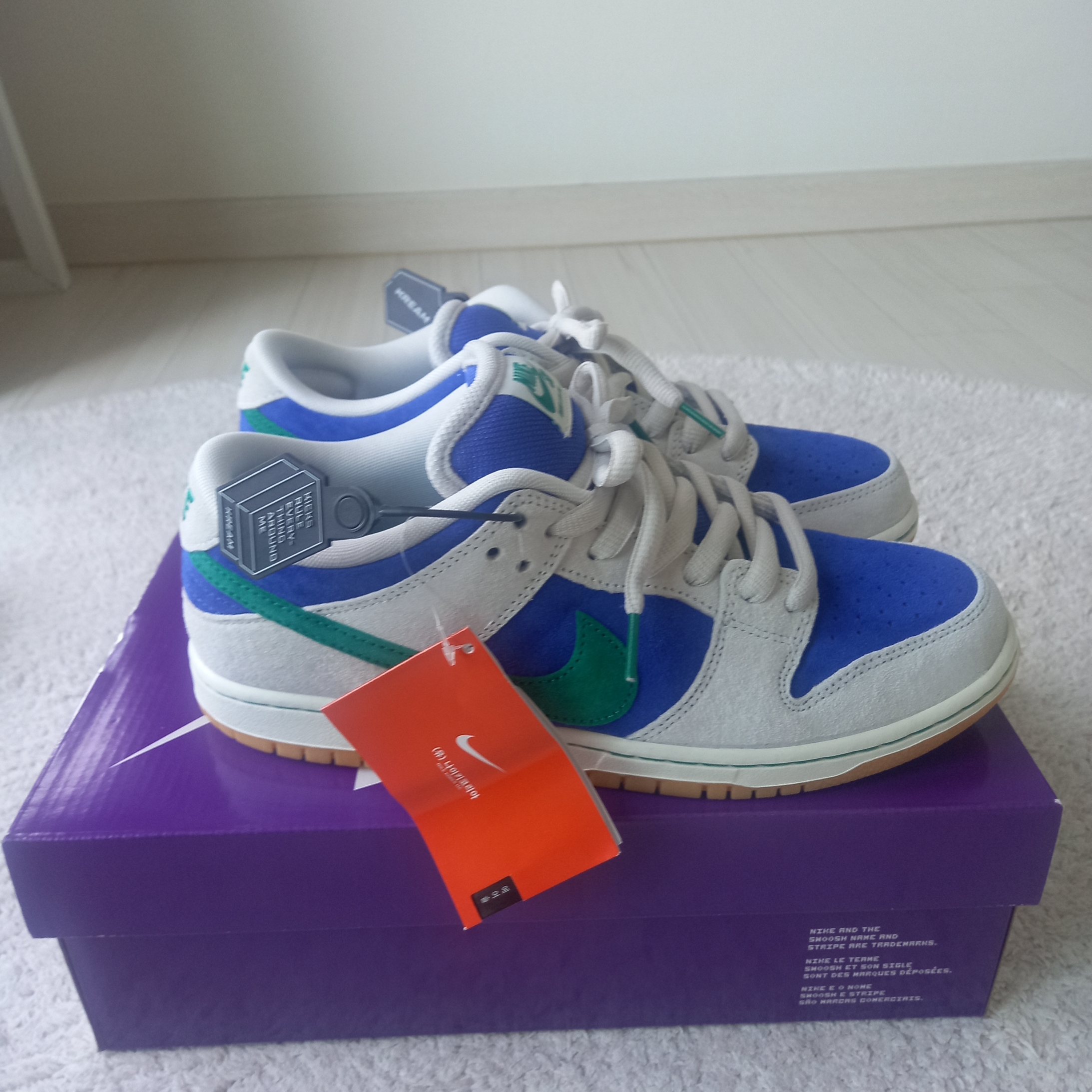 Nike SB Dunk Low Pro Phantom and Hyper Royal, Needles Narrow Track Pants Poly Smooth Royal 착용 스타일 - 9