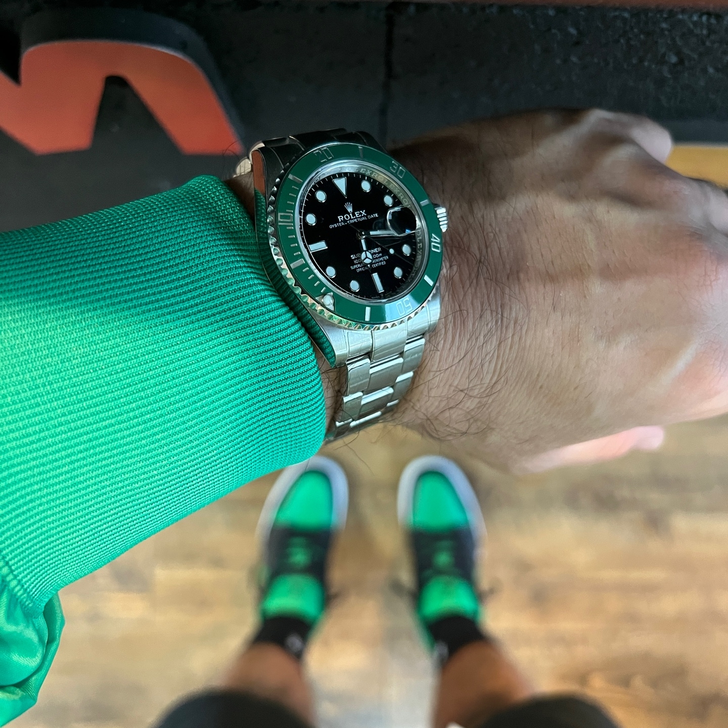 Rolex Submariner Date 41mm 126610LV Black Oyster, Jordan 1 Low Lucky Green 착용 스타일 - 1