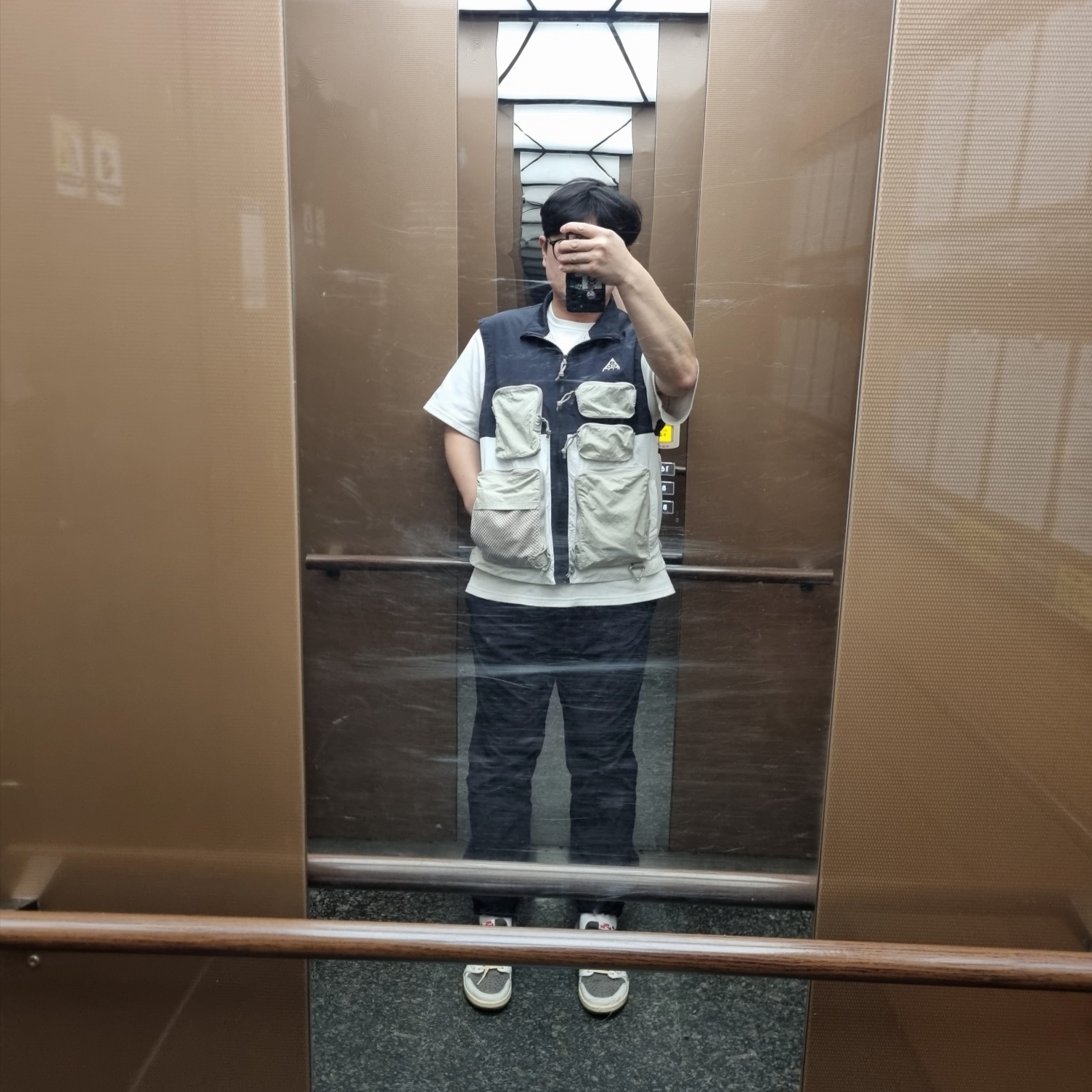 Nike ACG Utility Vest Black Summit White - US/EU, Jordan 1 x Travis Scott Retro Low OG SP Sail and Ridgerock 착용 스타일