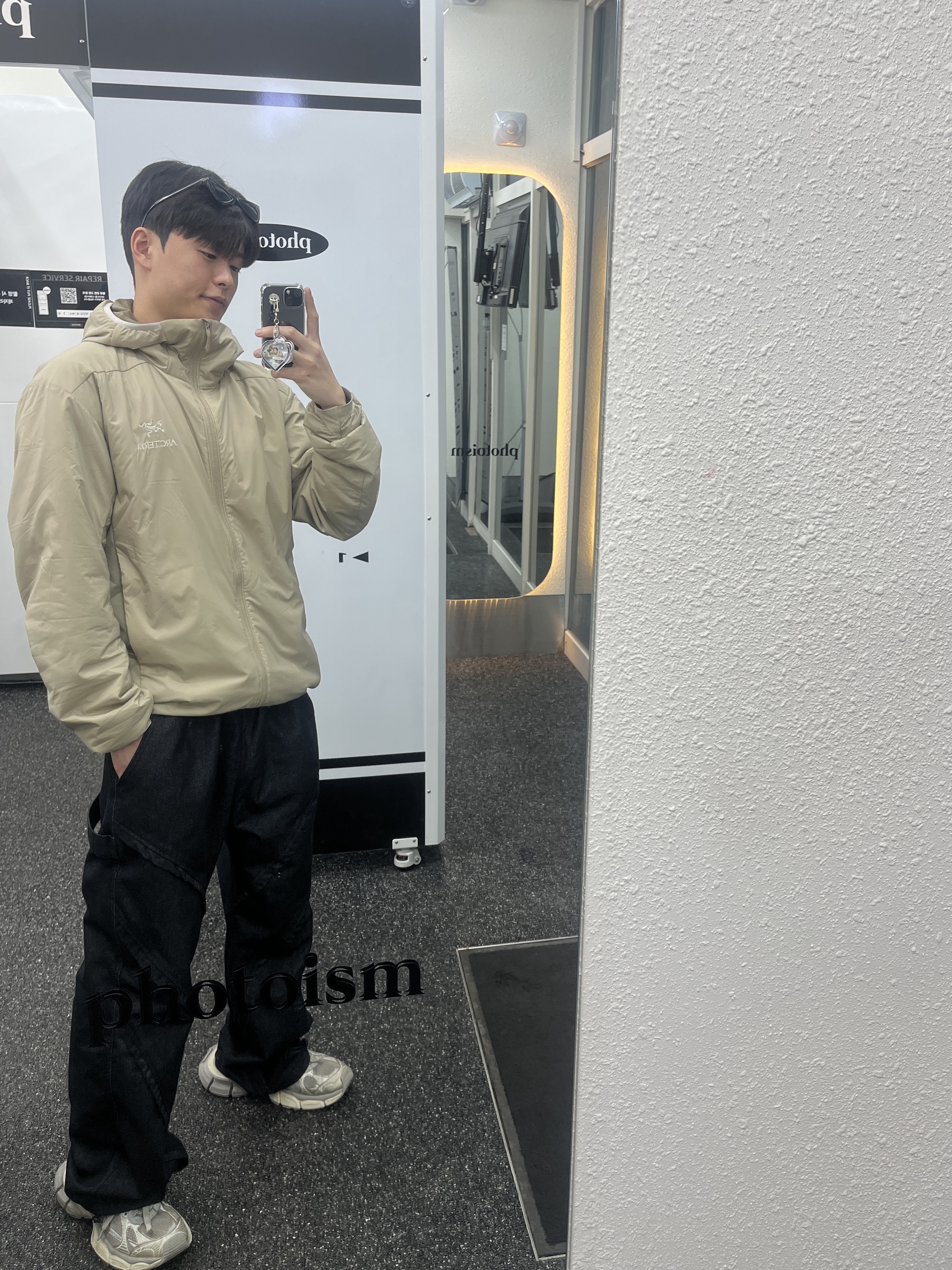 Arc'teryx Atom Hoody Smoke Bluff, Balenciaga 3XL Sneakers Light Beige 착용 스타일