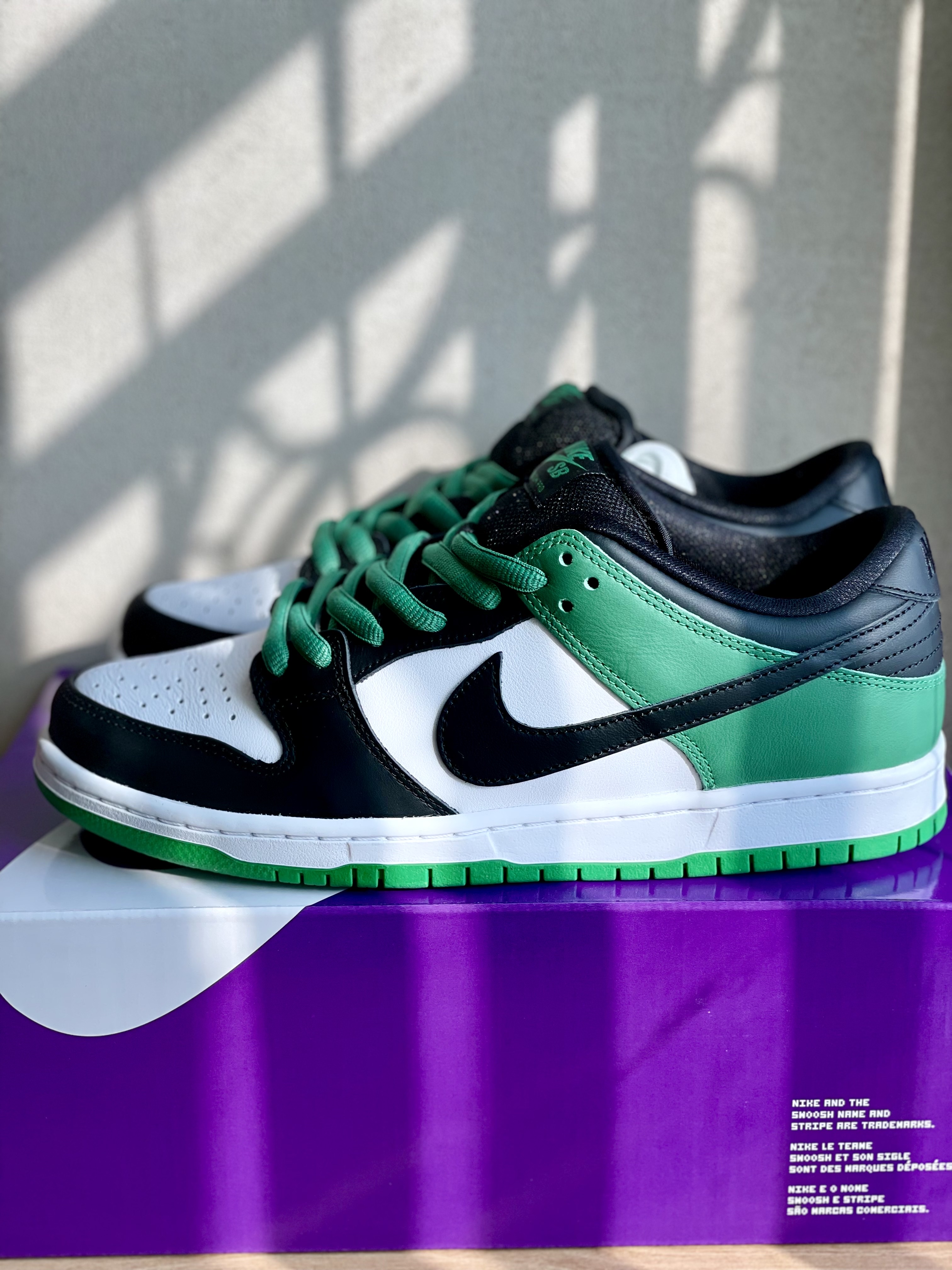 Nike SB Dunk Low Pro Black and Classic Green 착용 스타일 - 2