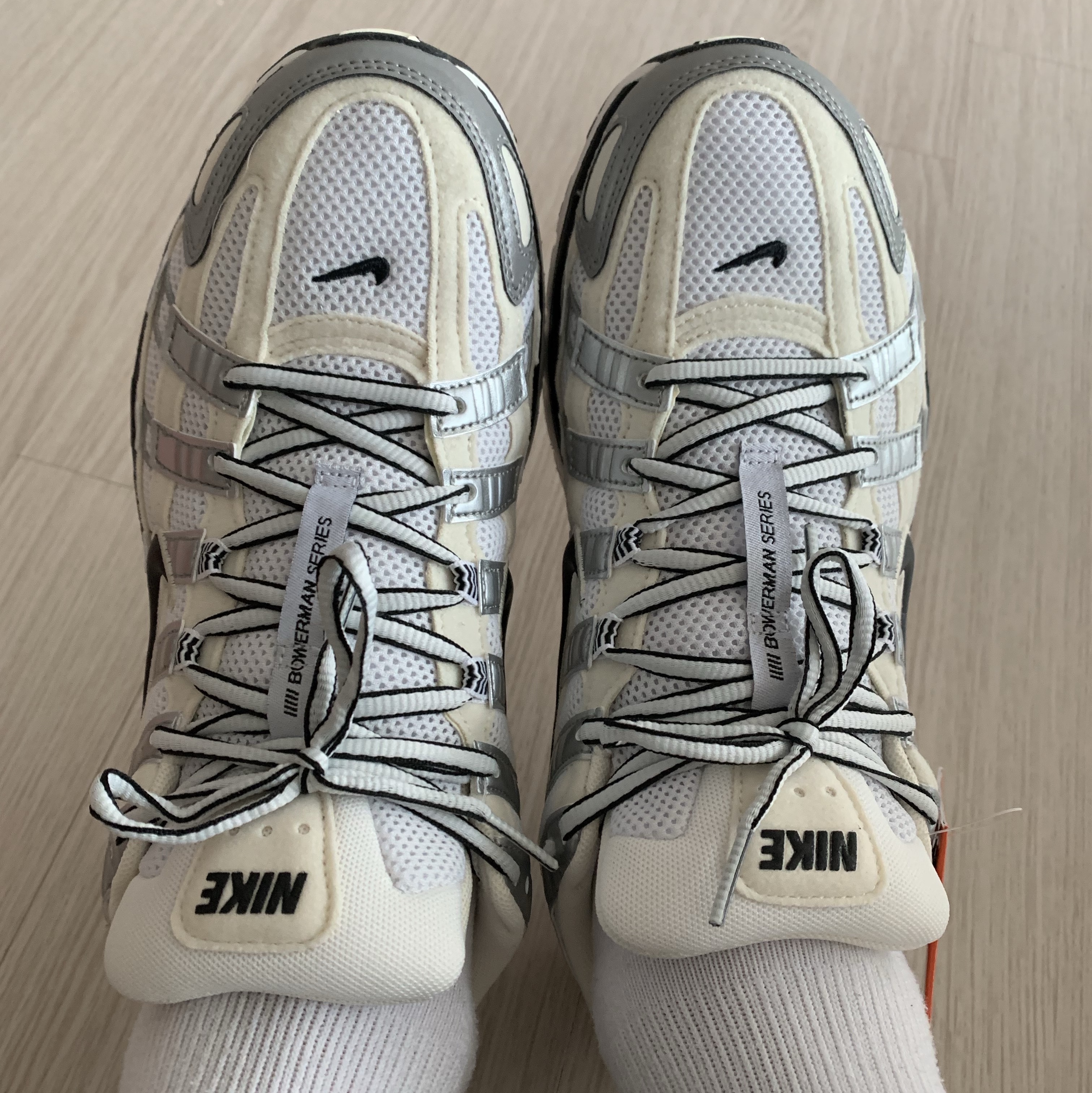 (W) Nike P-6000 Coconut Milk Metallic Silver 착용 스타일 - 2