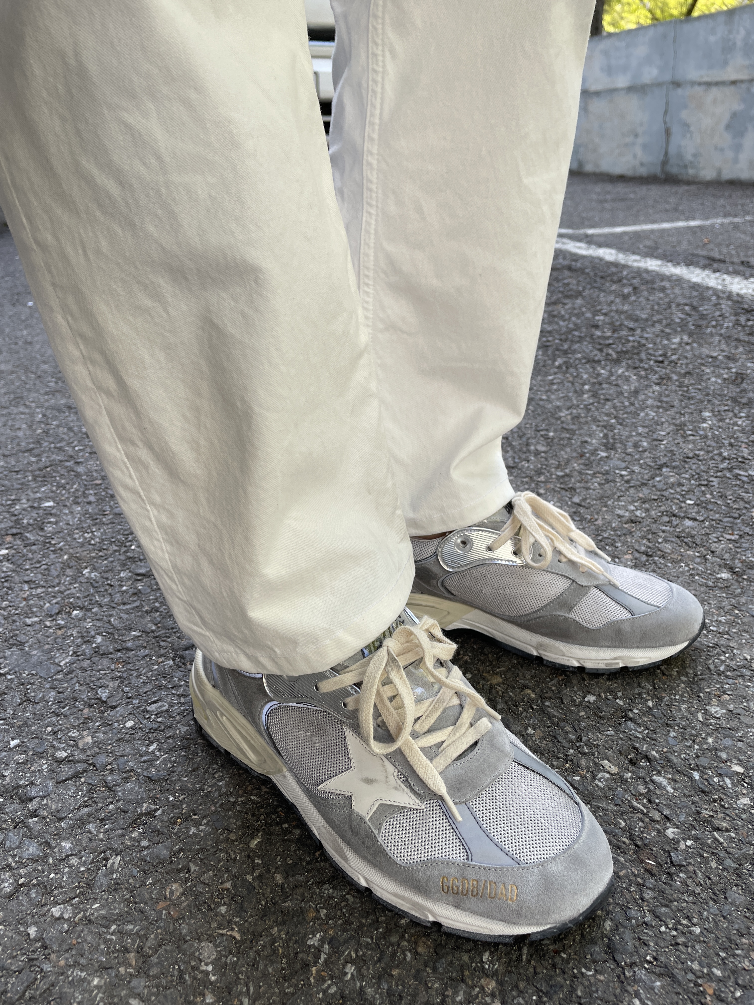 Golden Goose Dad-Star Sneakers Gray Silver White 착용 스타일 - 2