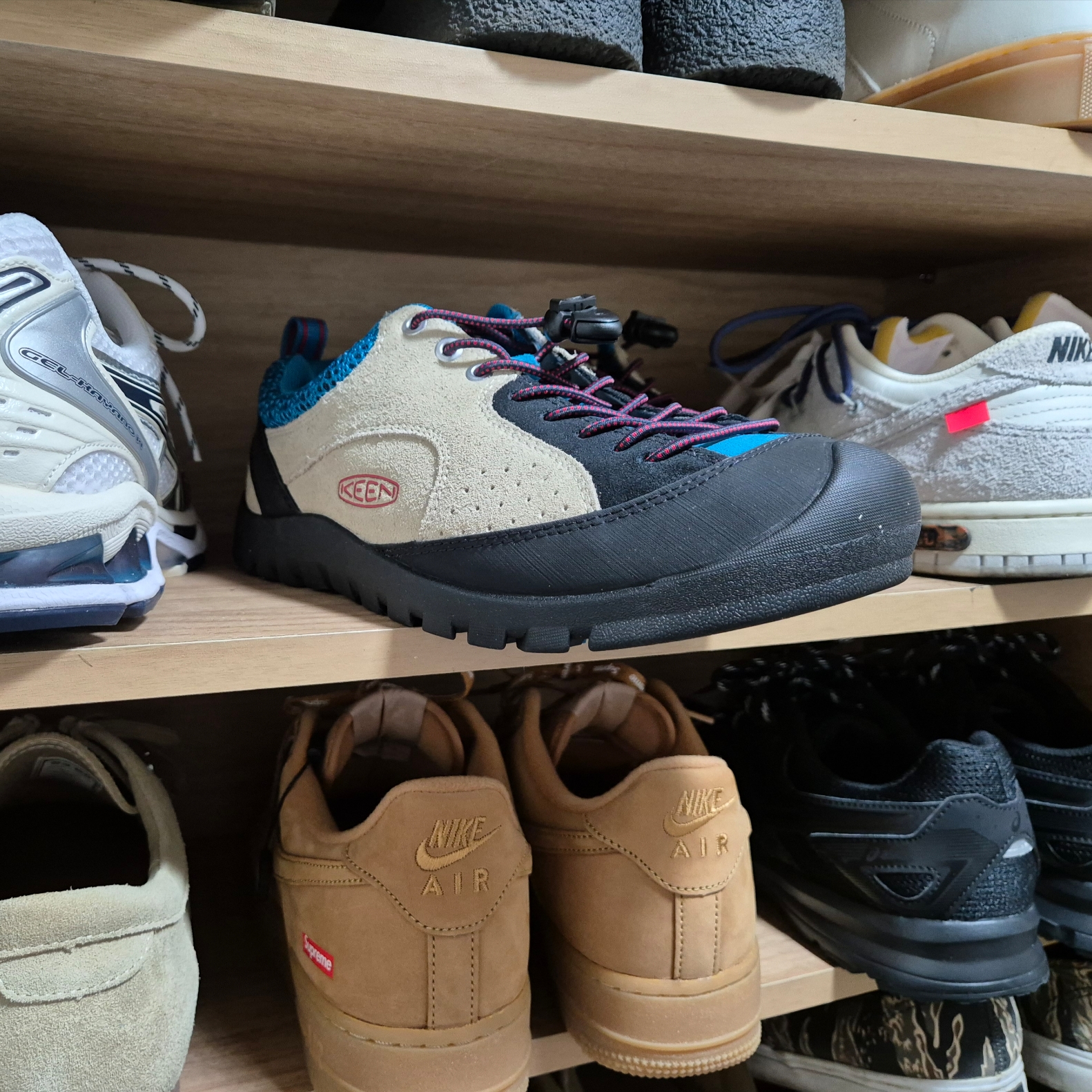 Keen Jasper Rocks SP Sneakers Beige 착용 스타일