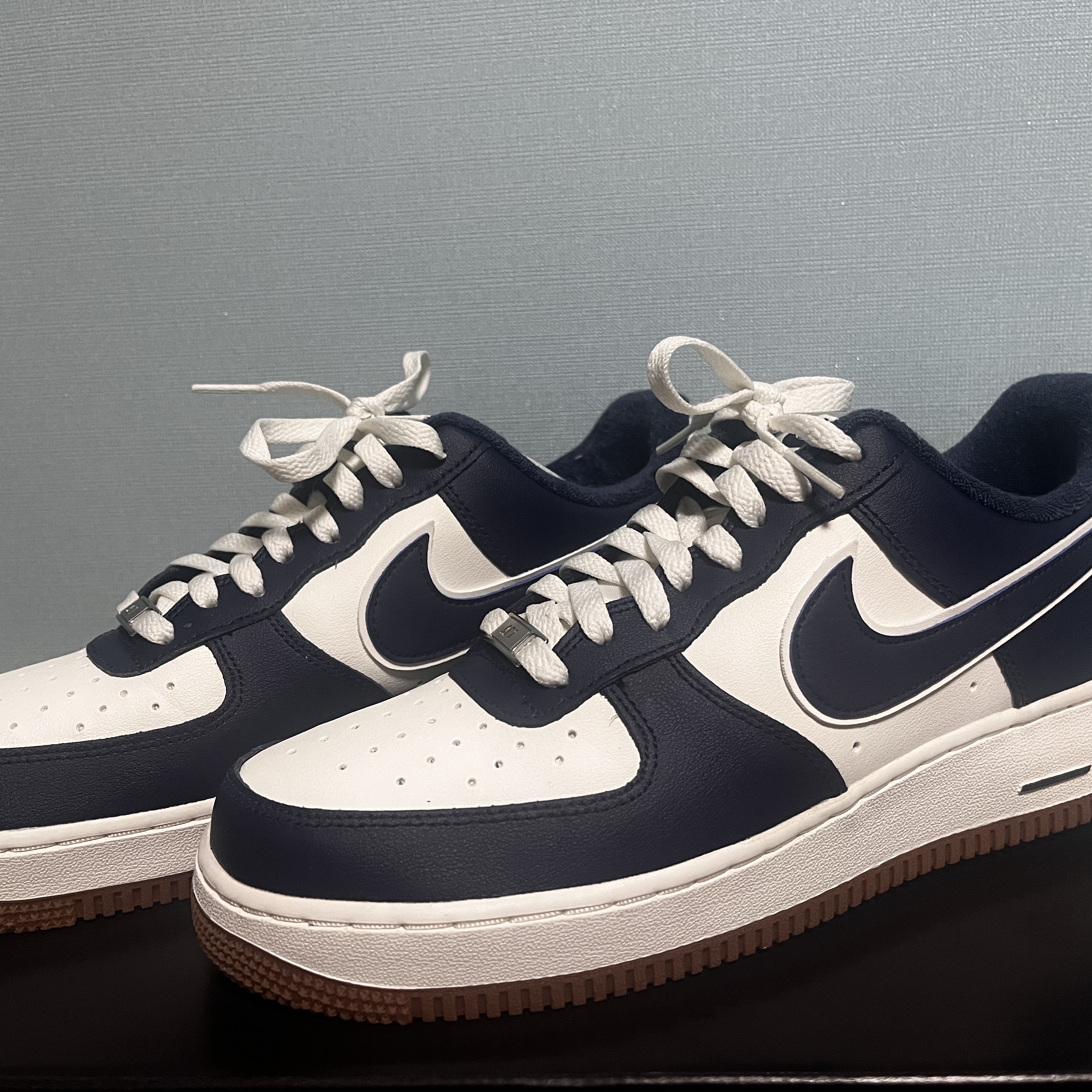 Nike Air Force 1 '07 LV8 Midnight Navy 착용 스타일 - 2