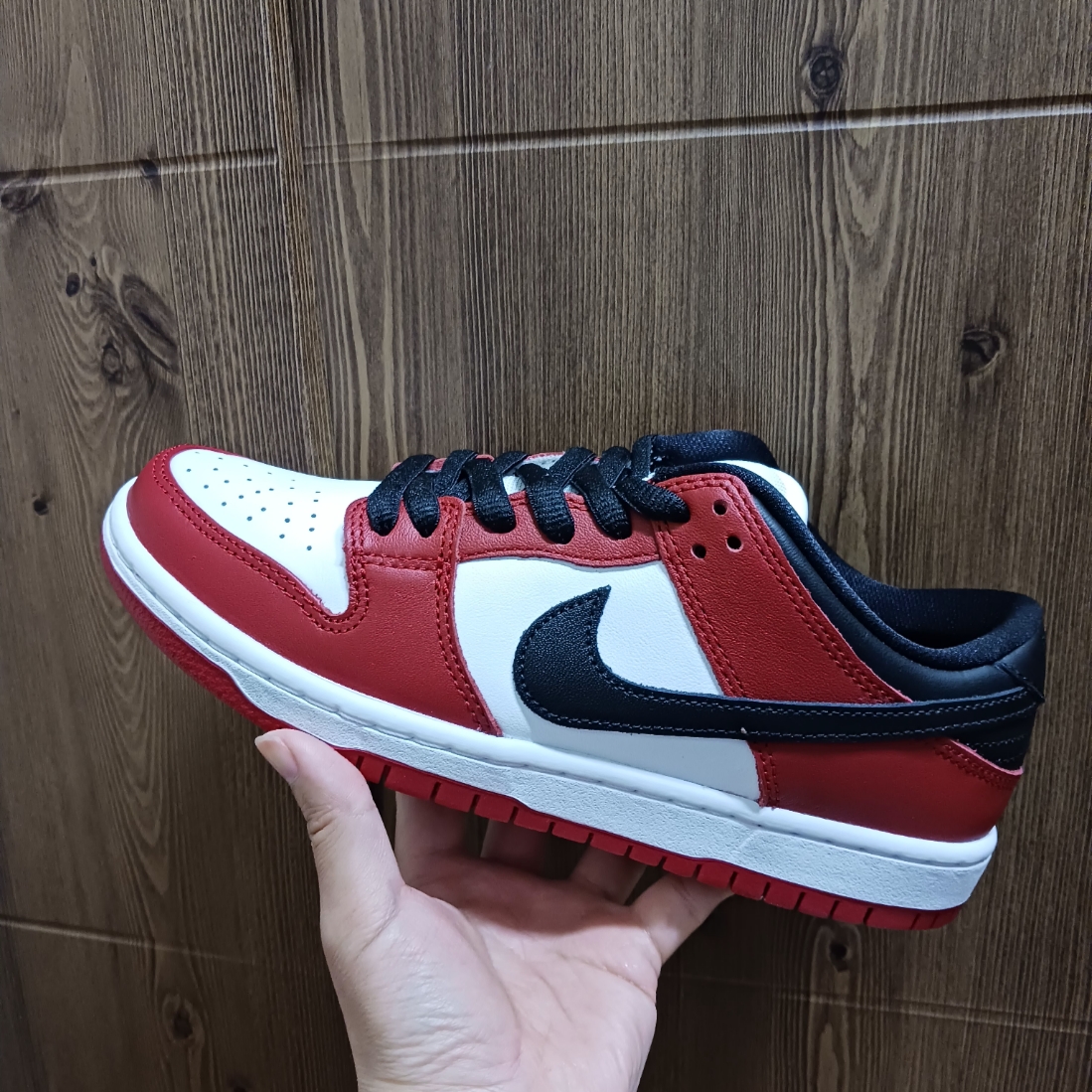 Nike SB Dunk Low Pro Chicago 착용 스타일 - 1