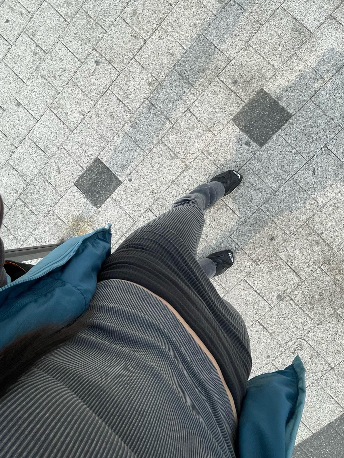 (W) Arc'teryx Atom Hoody Solace, (W) Balenciaga Tyrex Sneakers Black 착용 스타일 - 3