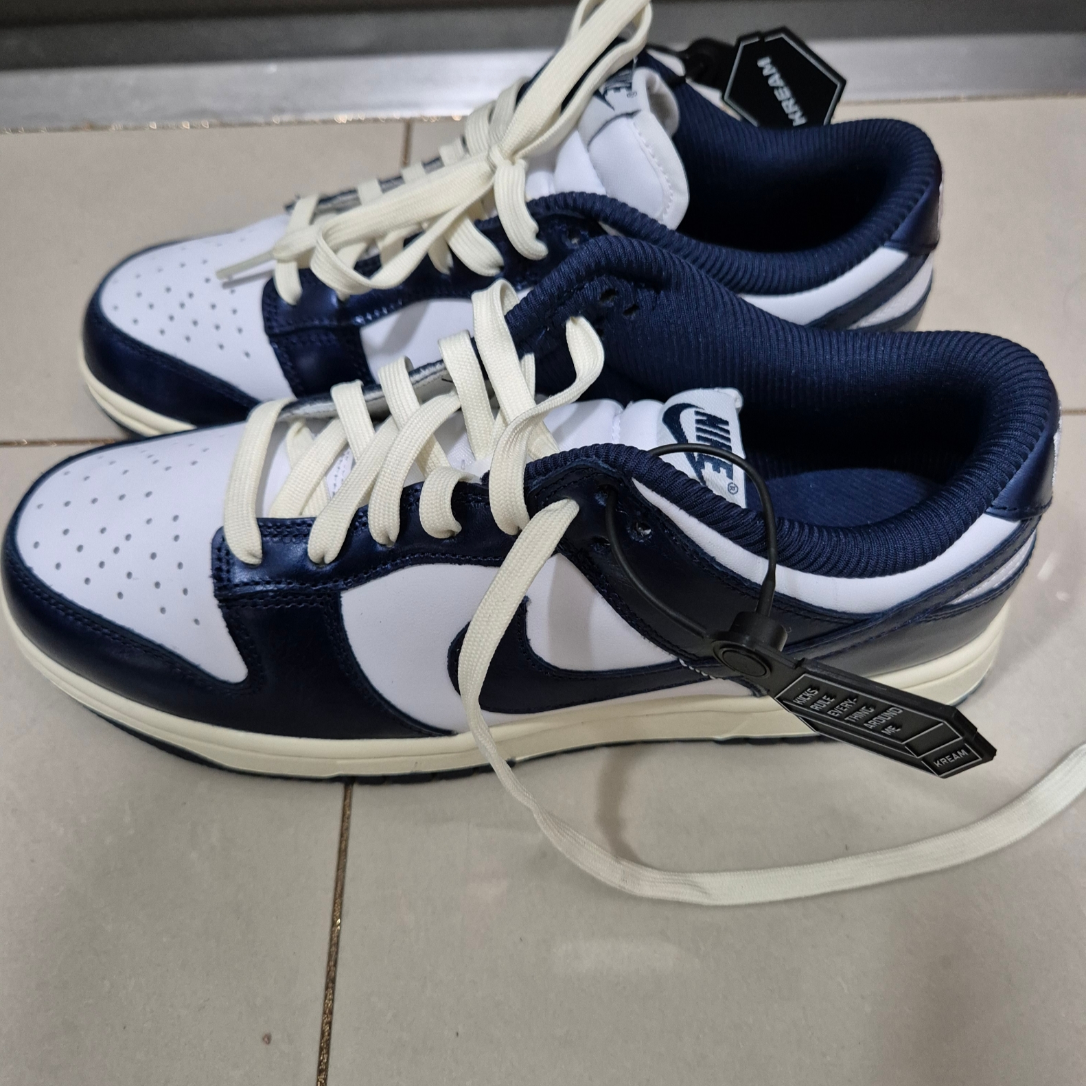 (W) Nike Dunk Low PRM Midnight Navy and White 착용 스타일 - 1