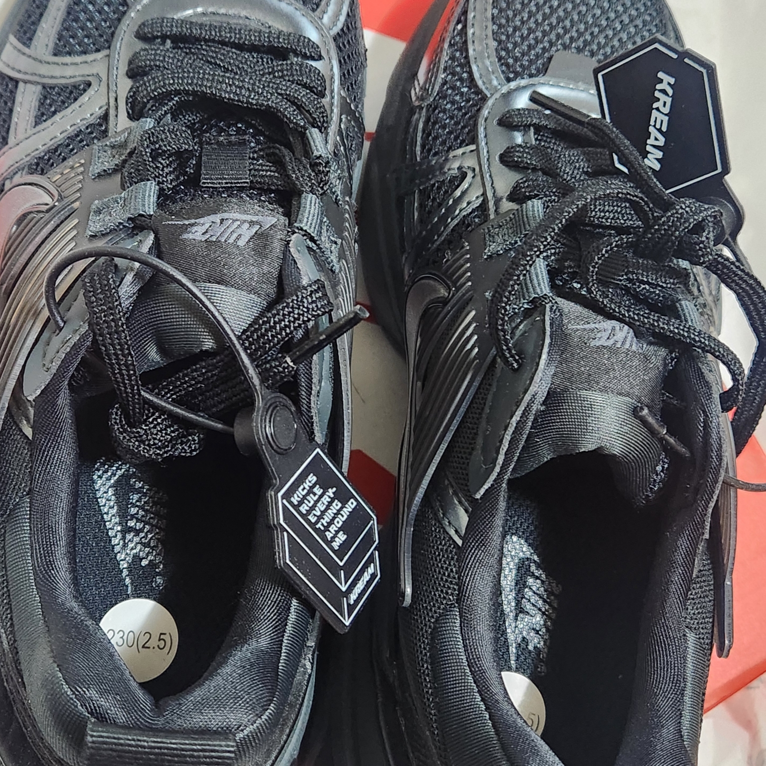 Nike V2K Run Black Anthracite 착용 스타일
