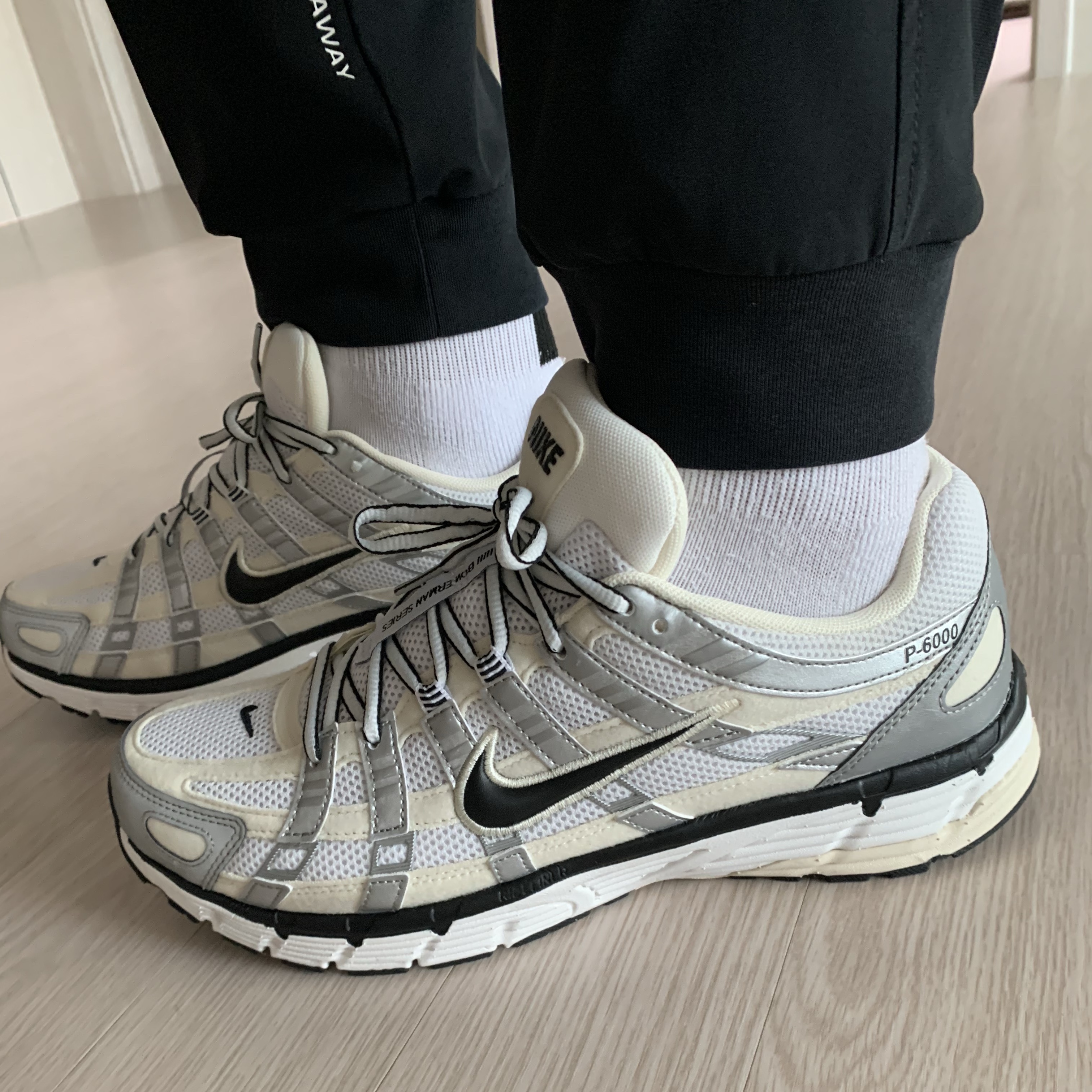 (W) Nike P-6000 Coconut Milk Metallic Silver 착용 스타일 - 1