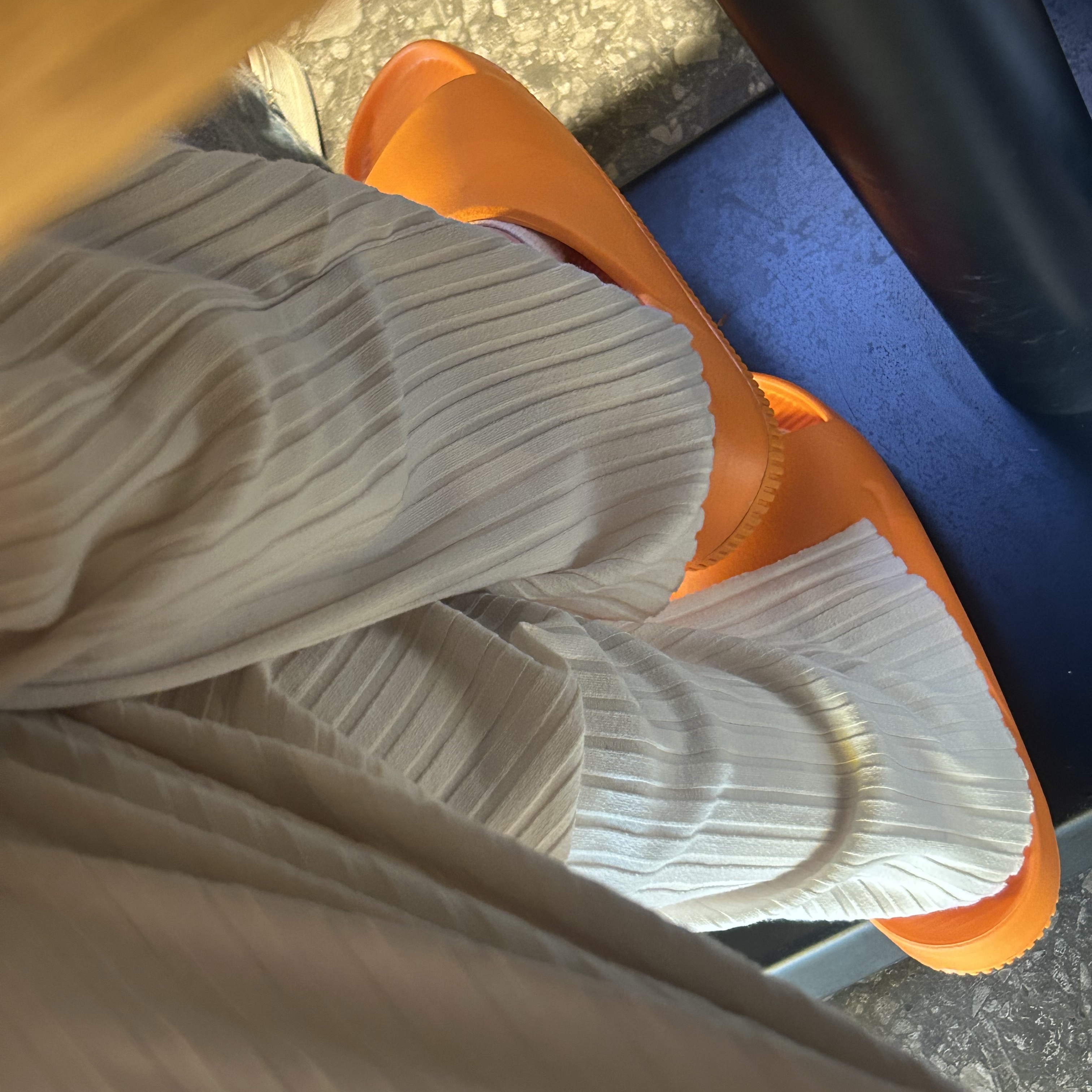 Nike Calm Slide Bright Mandarin 착용 스타일 - 1