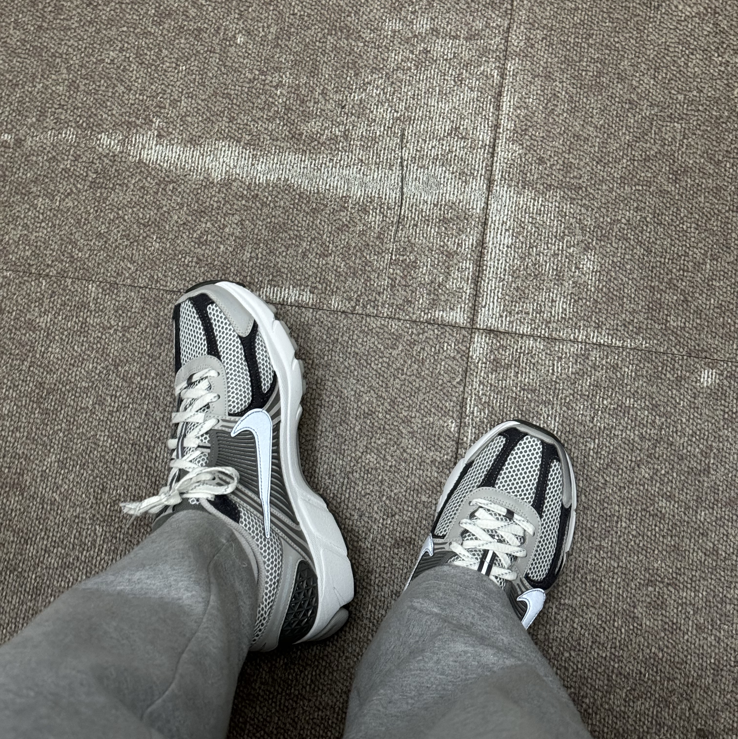 Nike Zoom Vomero 5 PRM Light Iron Ore and Flat Fewter 착용 스타일 - 2