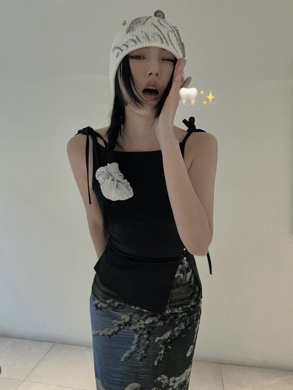 Yunse Women Olive Sleeveless Top Black 착용 스타일