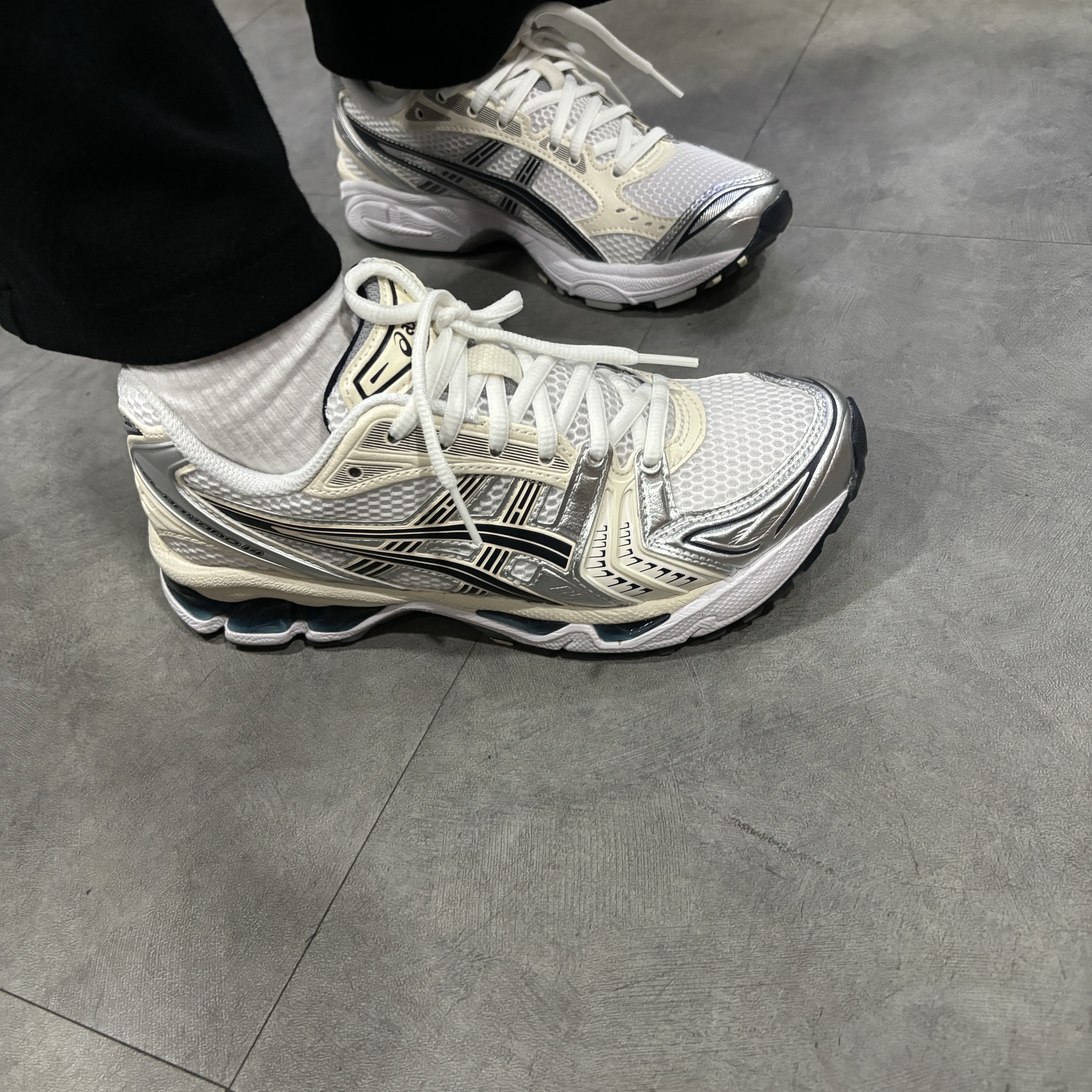 (W) Asics Gel-Kayano 14 White Midnight 착용 스타일 - 1